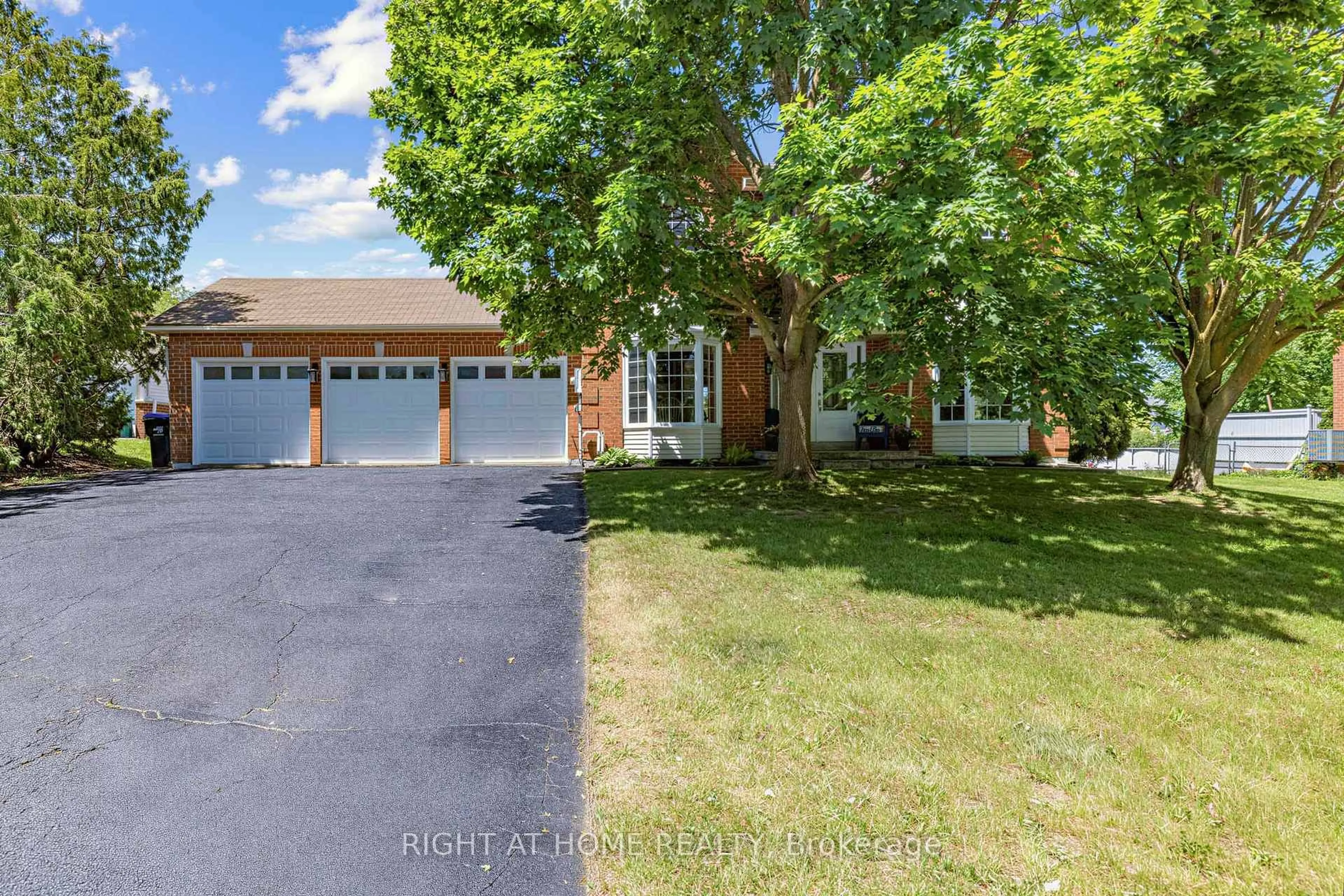 A pic from outside/outdoor area/front of a property/back of a property/a pic from drone, street for 2114 Hughes Dr, Innisfil Ontario L0L 1R0