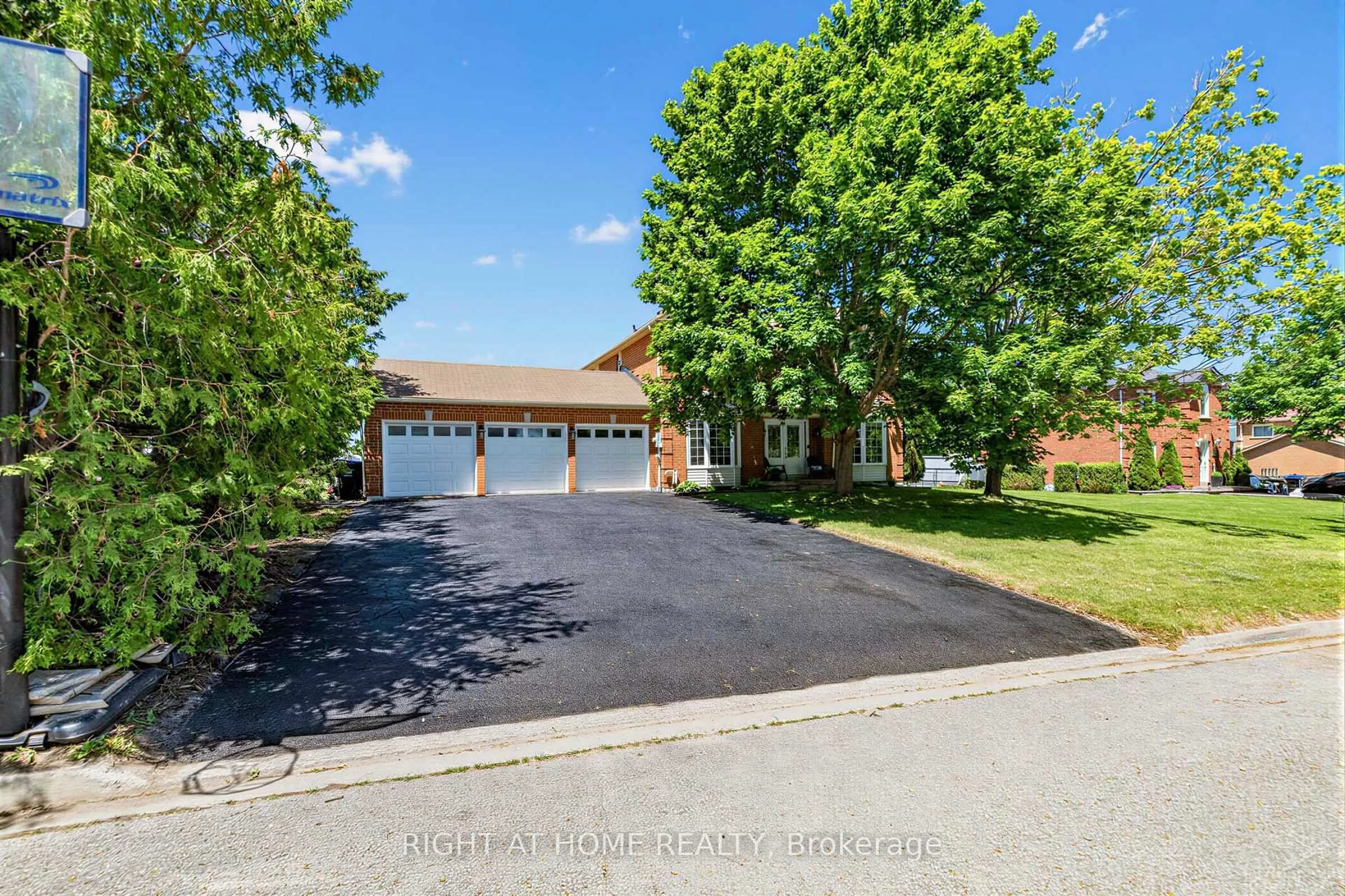 A pic from outside/outdoor area/front of a property/back of a property/a pic from drone, street for 2114 Hughes Dr, Innisfil Ontario L0L 1R0