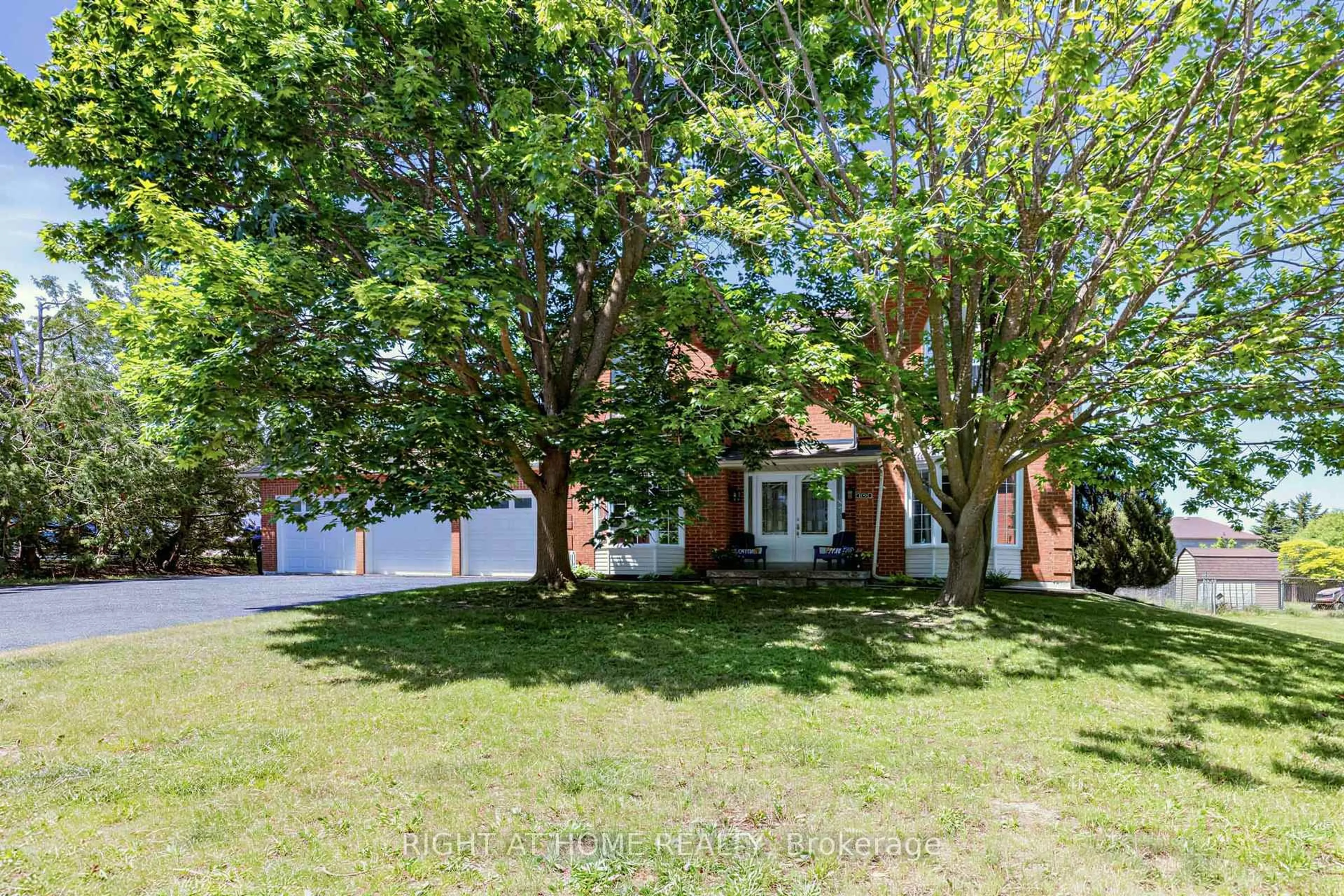 A pic from outside/outdoor area/front of a property/back of a property/a pic from drone, street for 2114 Hughes Dr, Innisfil Ontario L0L 1R0
