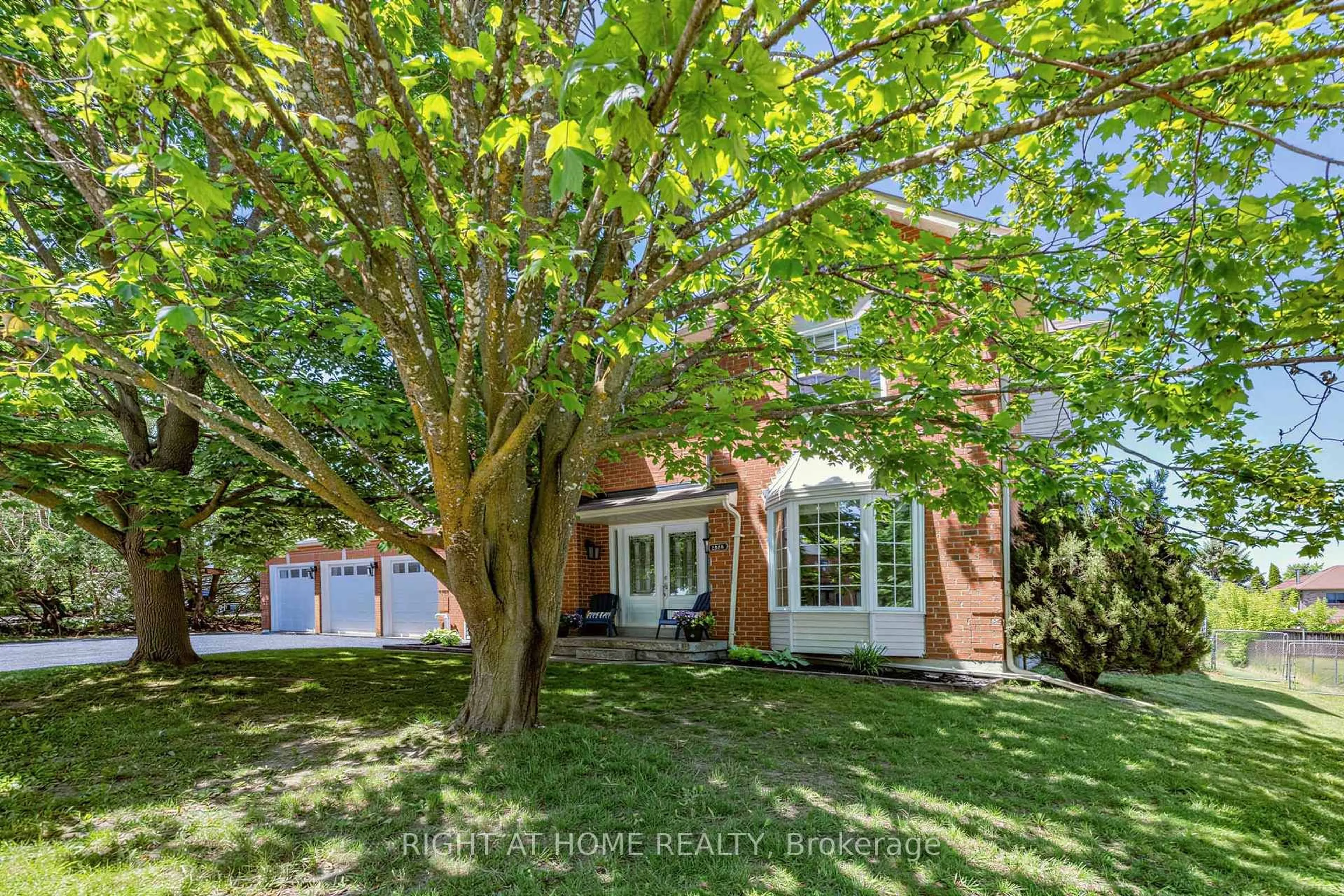 A pic from outside/outdoor area/front of a property/back of a property/a pic from drone, street for 2114 Hughes Dr, Innisfil Ontario L0L 1R0