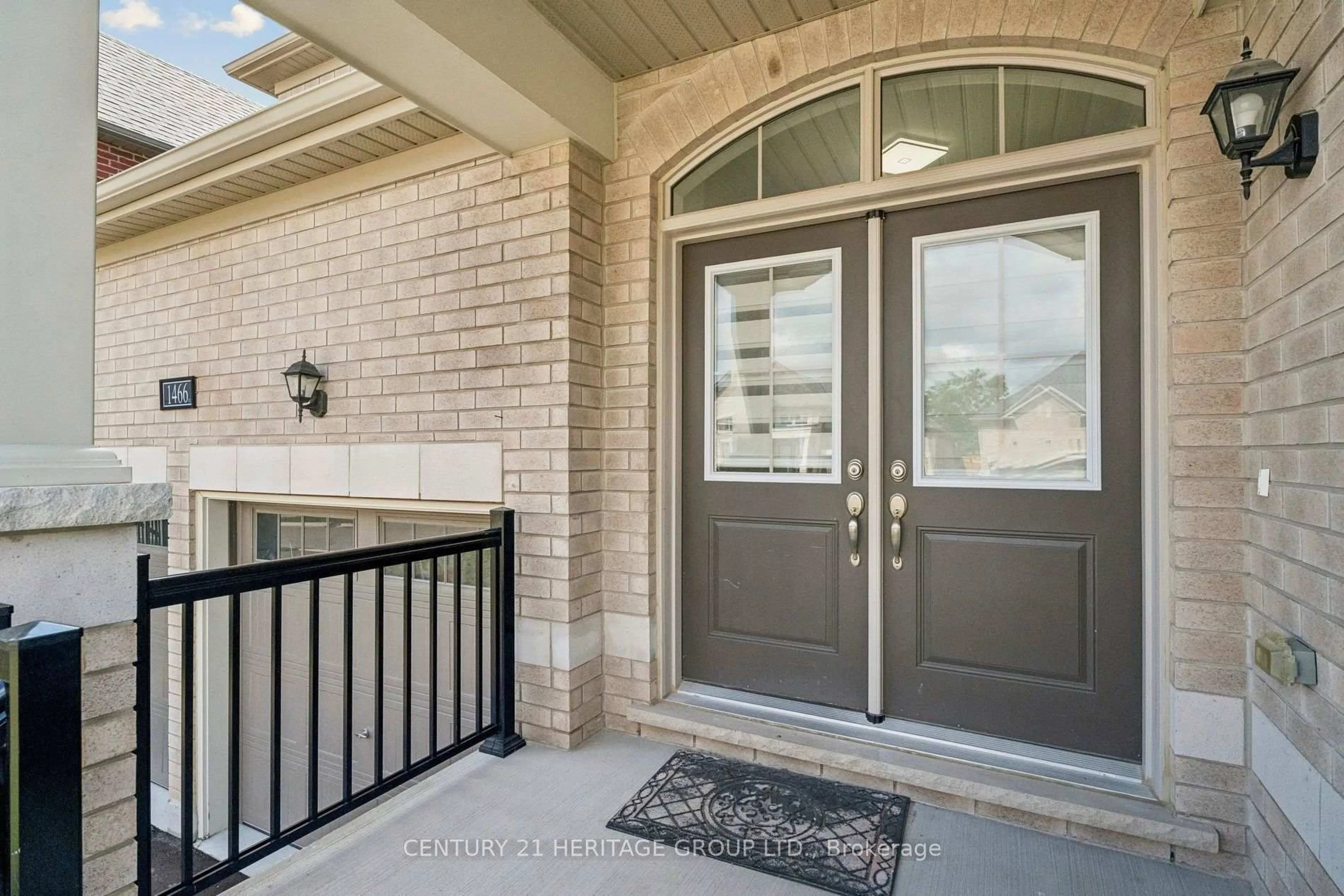 Indoor entryway for 1466 Broderick St, Innisfil Ontario L9S 0P4