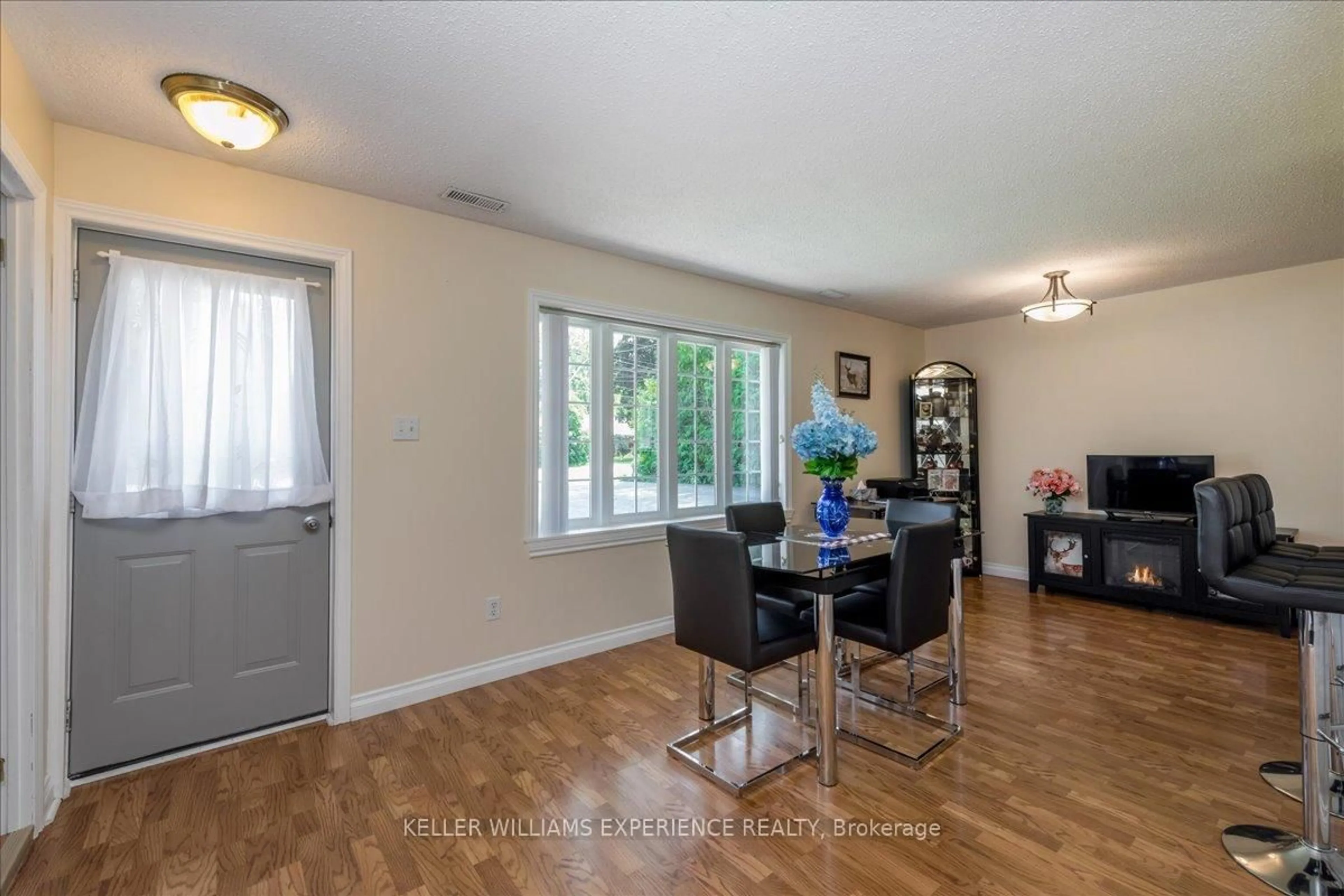 Dining room, wood/laminate floor for 31 RIVER Dr, Essa Ontario L3W 0G8