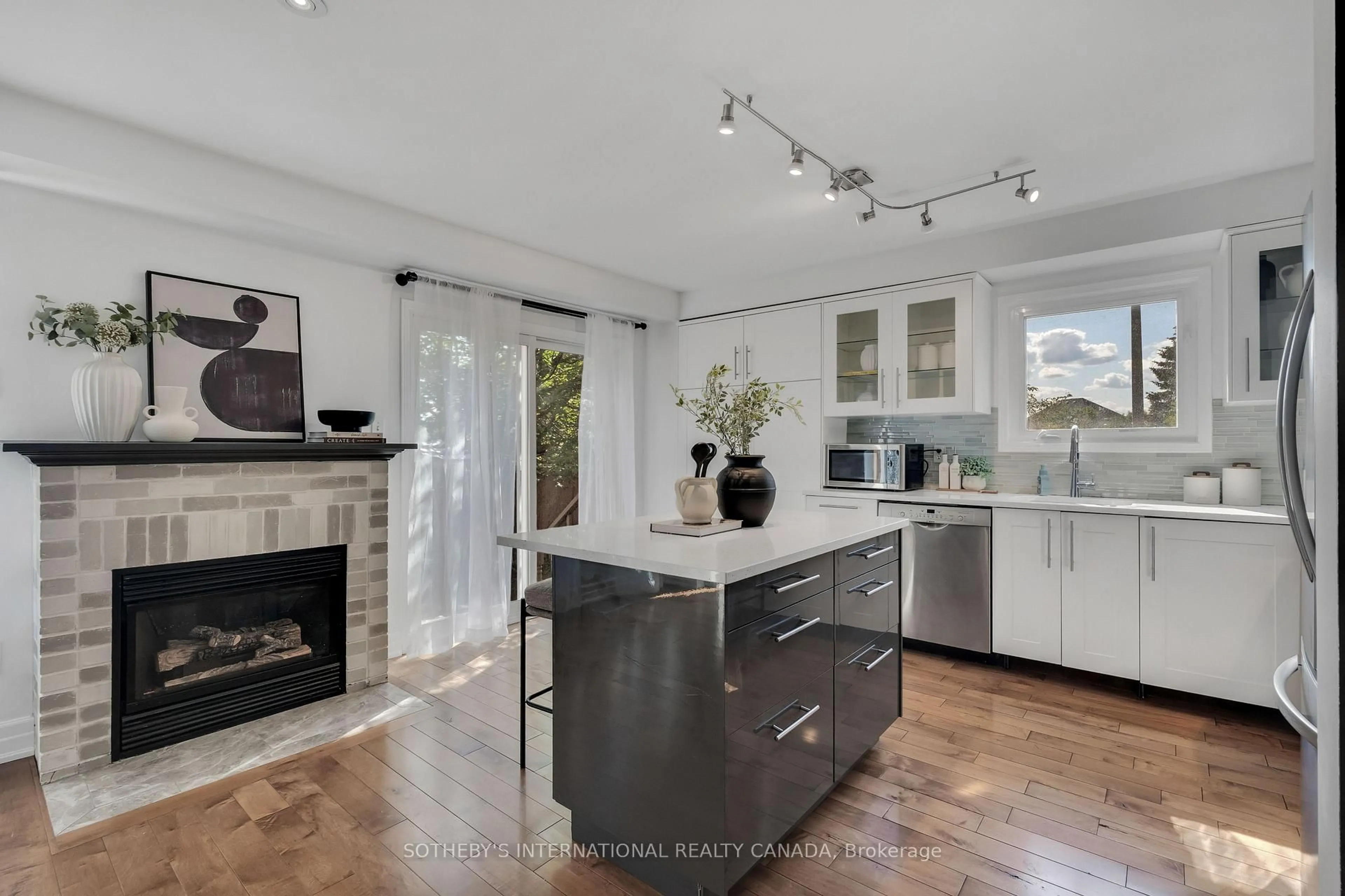Open concept kitchen, unknown for 406 Pinnacle Tr, Aurora Ontario L4G 7G6