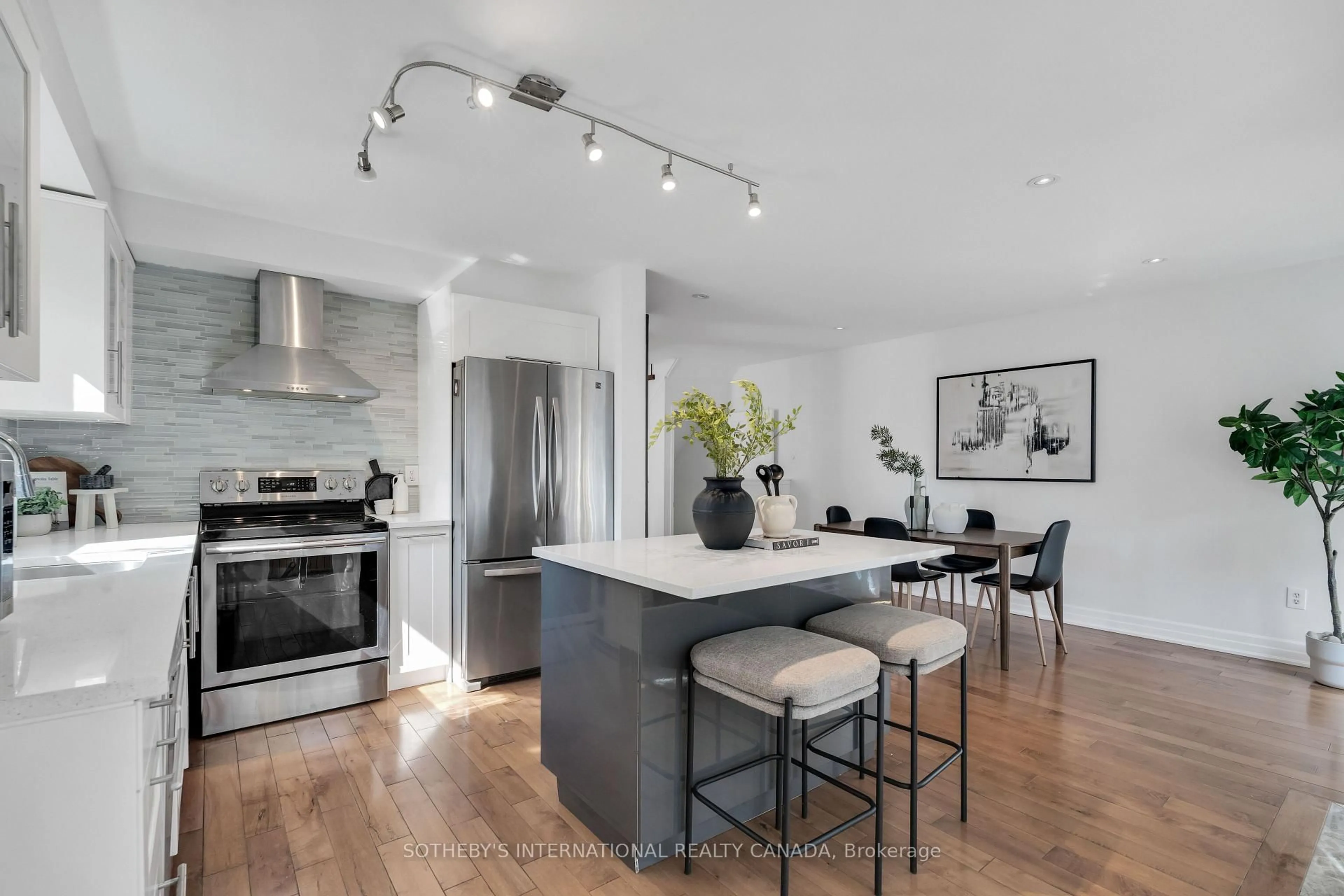 Open concept kitchen, unknown for 406 Pinnacle Tr, Aurora Ontario L4G 7G6