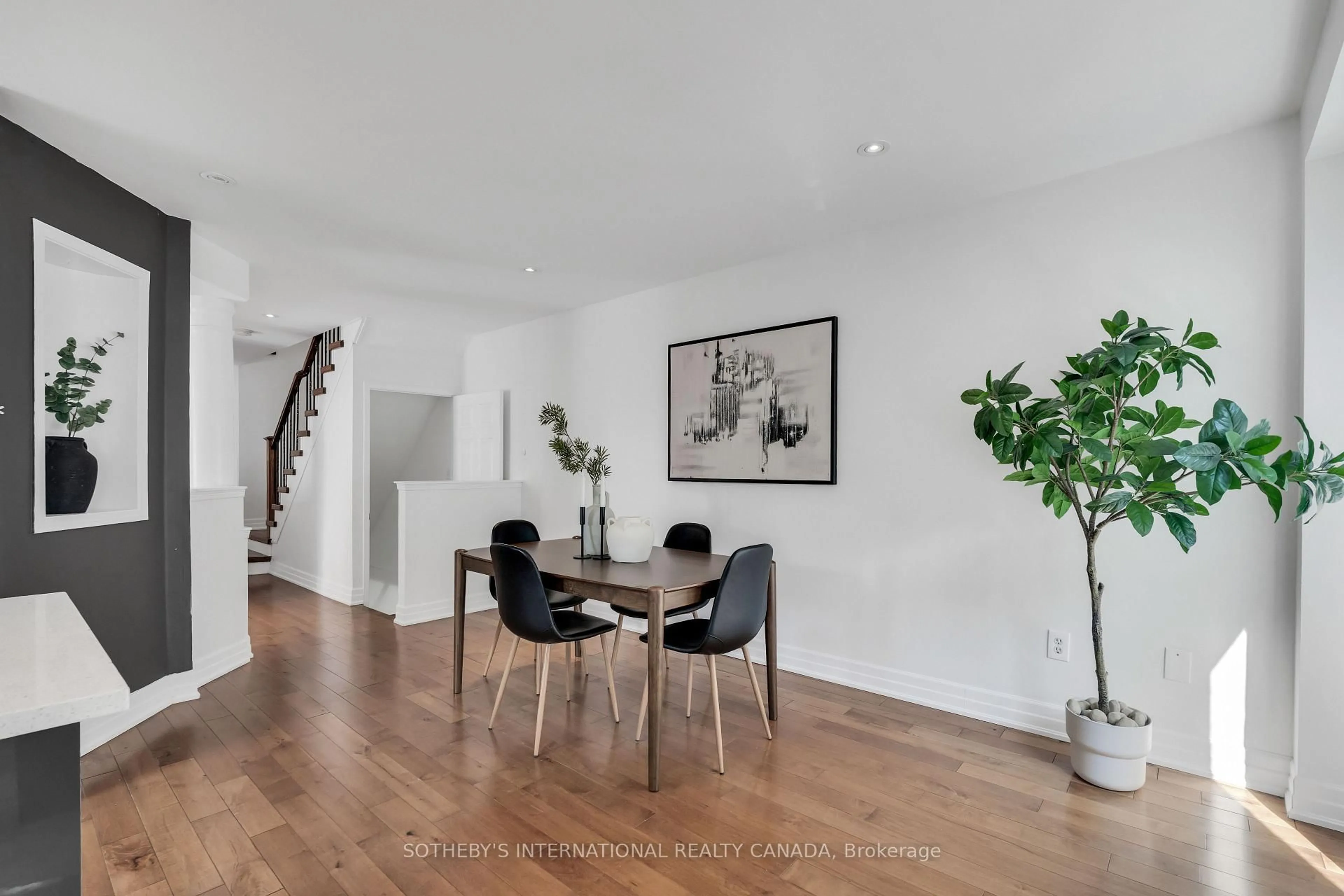 Dining room, wood/laminate floor for 406 Pinnacle Tr, Aurora Ontario L4G 7G6