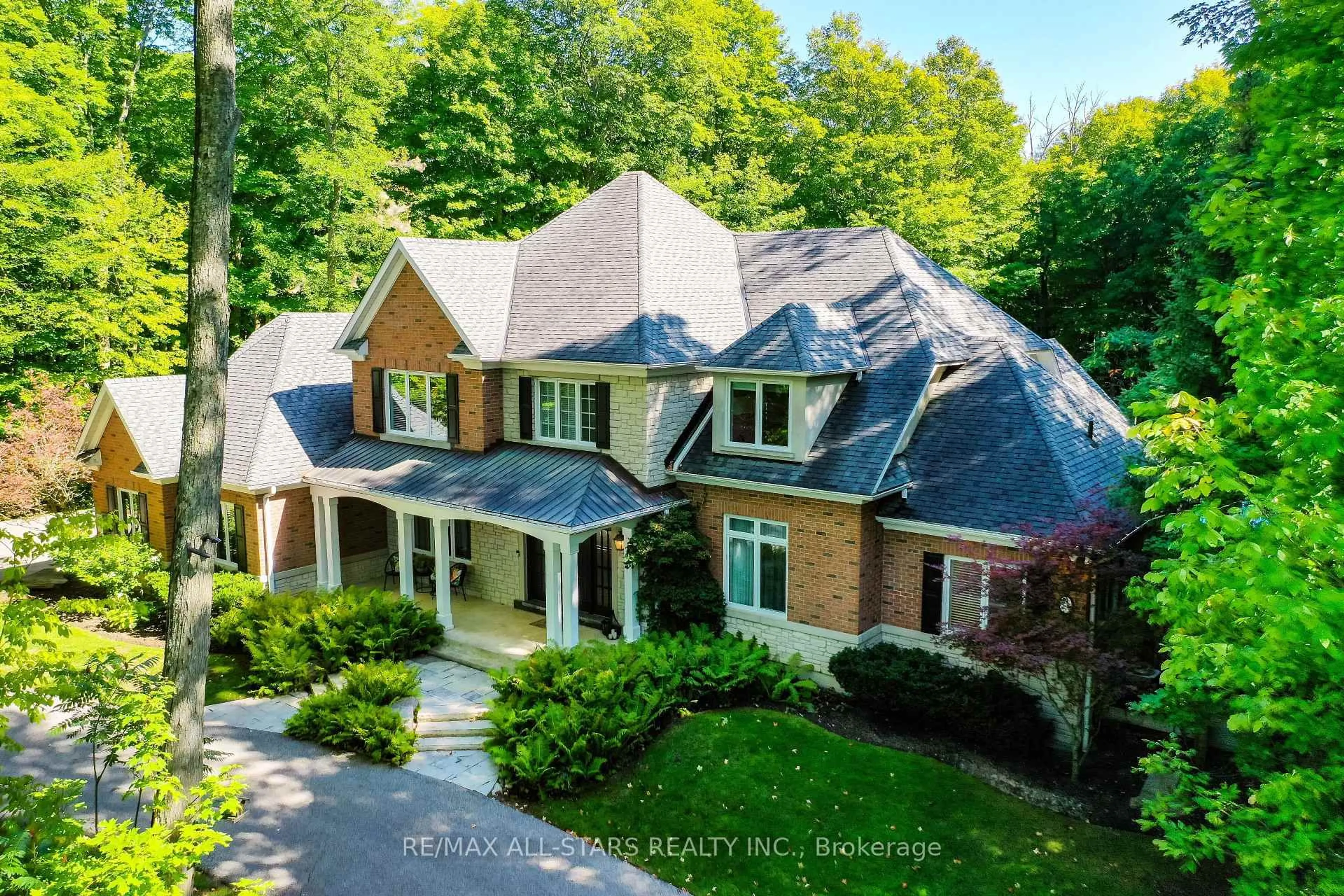 A pic from outside/outdoor area/front of a property/back of a property/a pic from drone, street for 3 Bridgewater Dr, Richmond Hill Ontario L4E 3N4