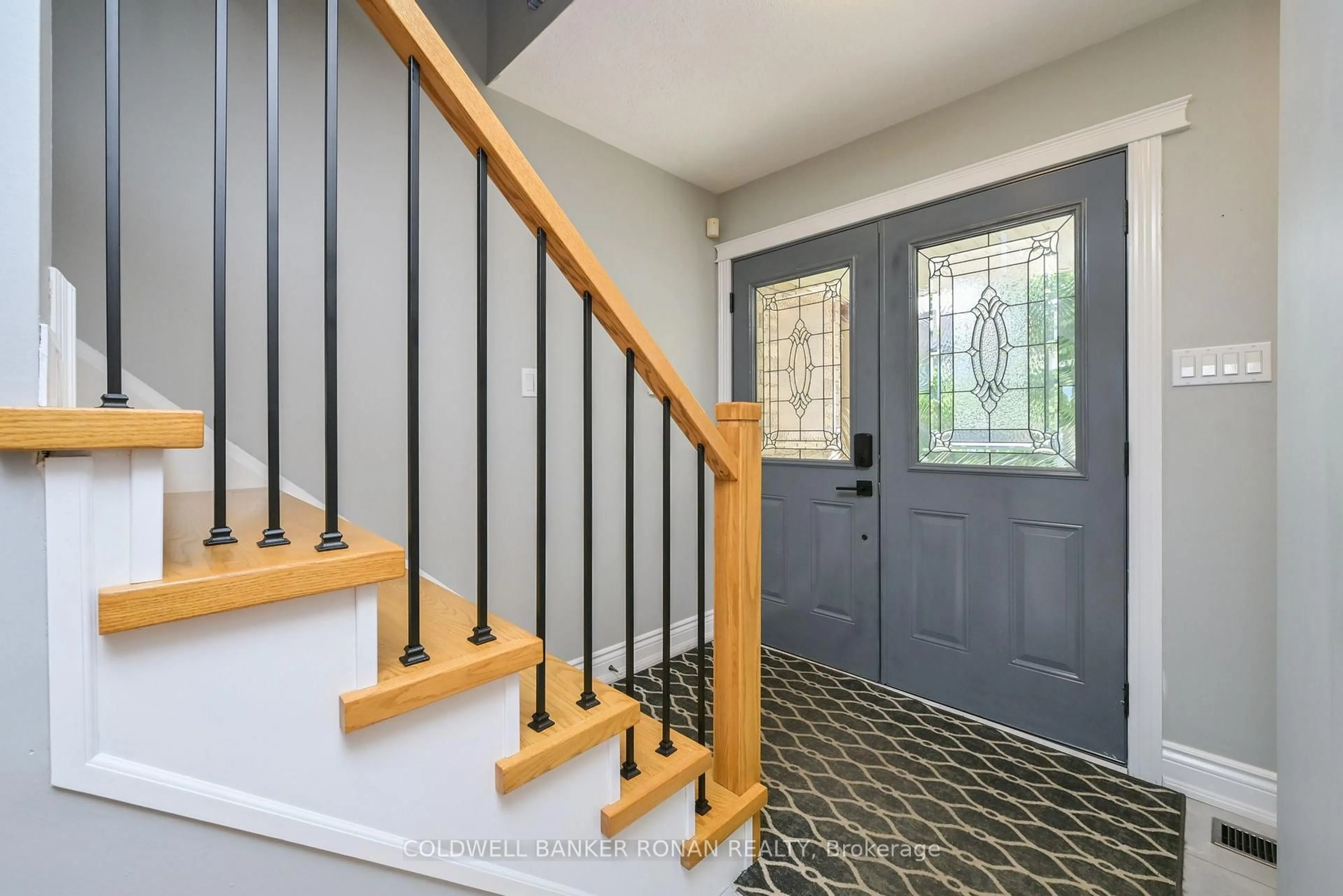 Indoor entryway for 20 John W Taylor Ave, New Tecumseth Ontario L9R 0B3