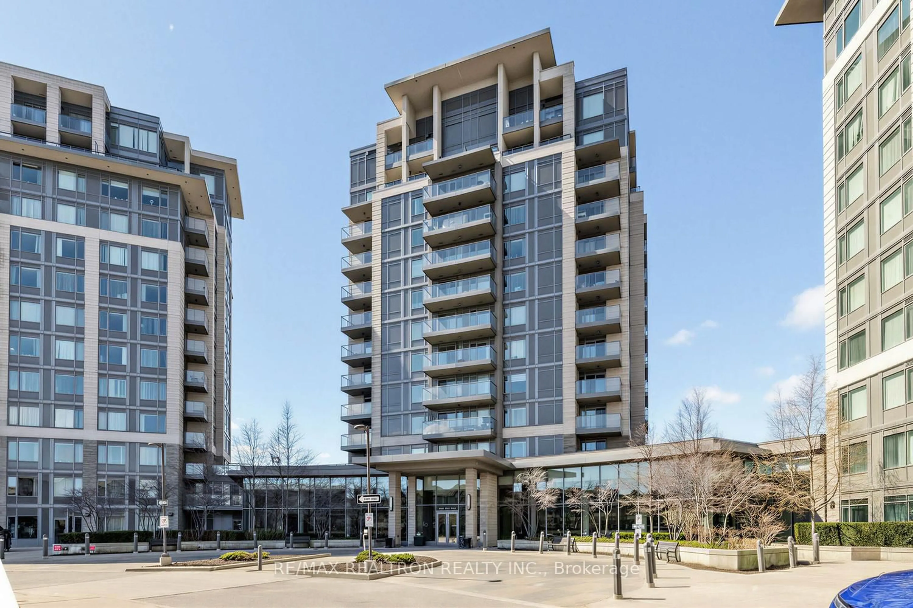 A pic from outside/outdoor area/front of a property/back of a property/a pic from drone, building for 253 South Park Rd #Ph# 2, Markham Ontario L3T 0B4
