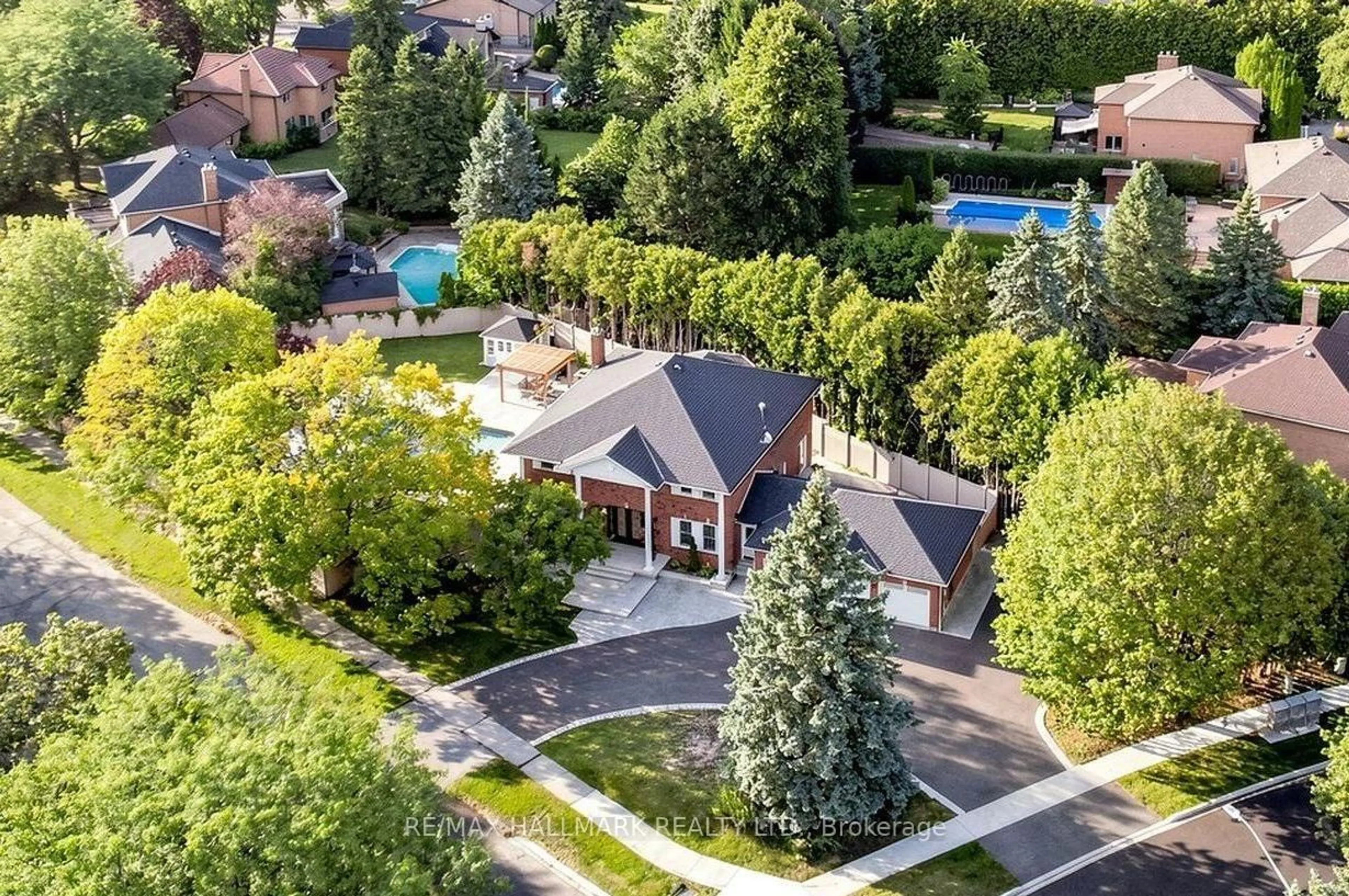 A pic from outside/outdoor area/front of a property/back of a property/a pic from drone, street for 8 Beaufort Hills Rd, Richmond Hill Ontario L4E 2N5