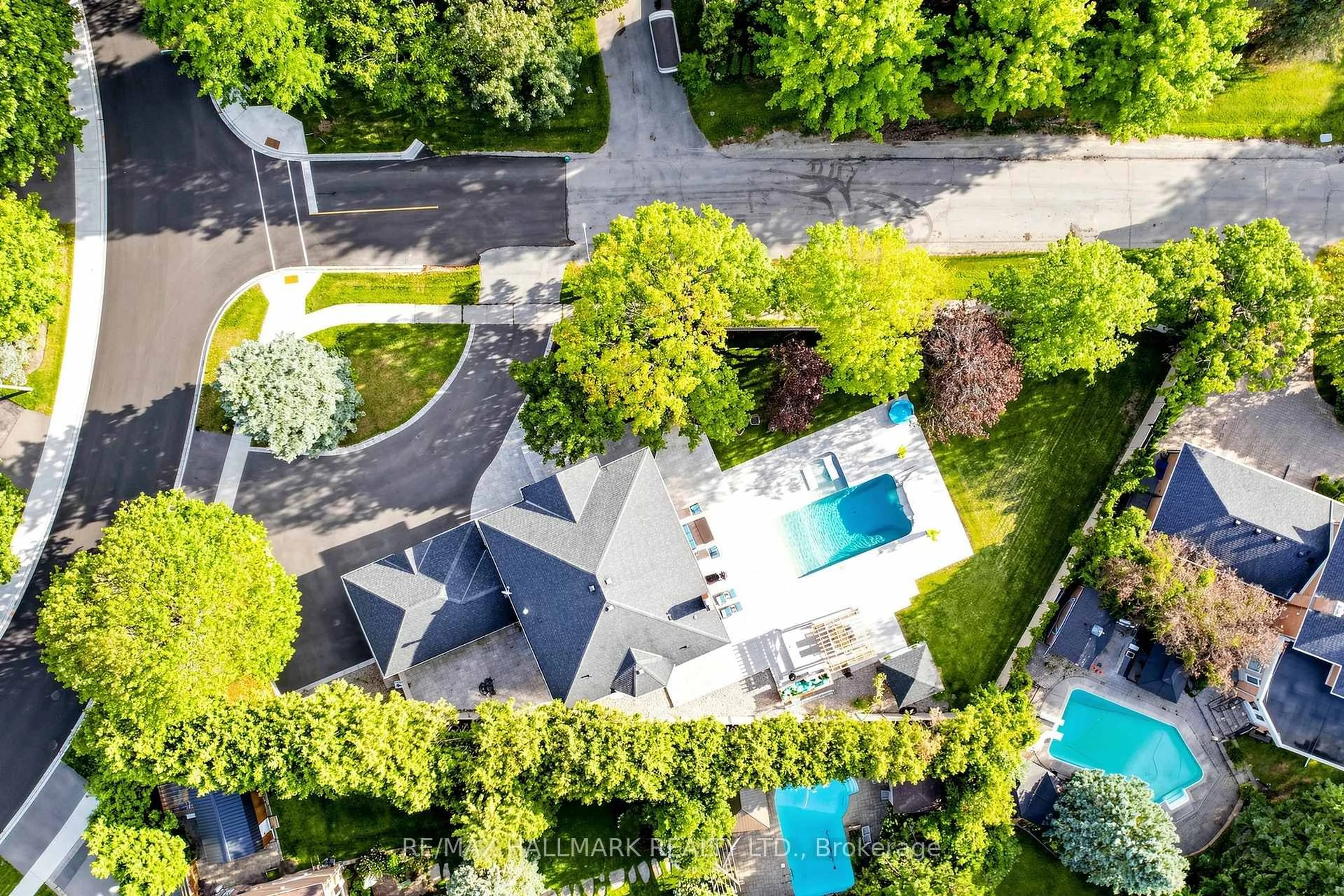 A pic from outside/outdoor area/front of a property/back of a property/a pic from drone, unknown for 8 Beaufort Hills Rd, Richmond Hill Ontario L4E 2N5