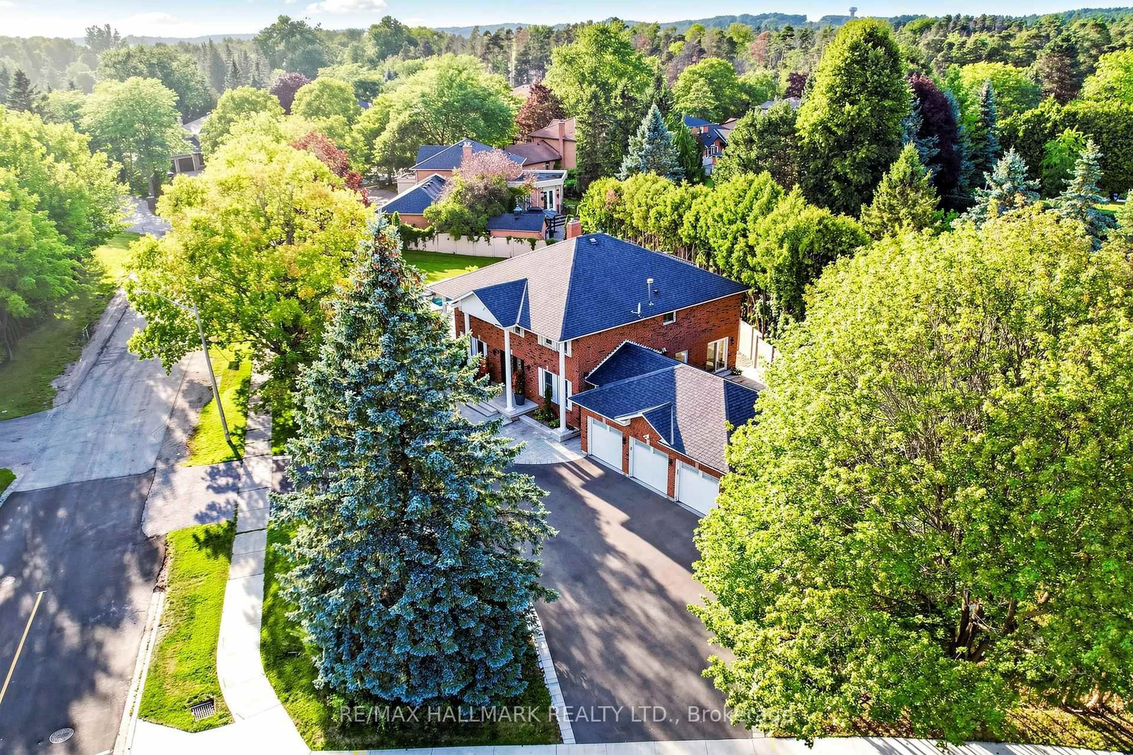 A pic from outside/outdoor area/front of a property/back of a property/a pic from drone, street for 8 Beaufort Hills Rd, Richmond Hill Ontario L4E 2N5