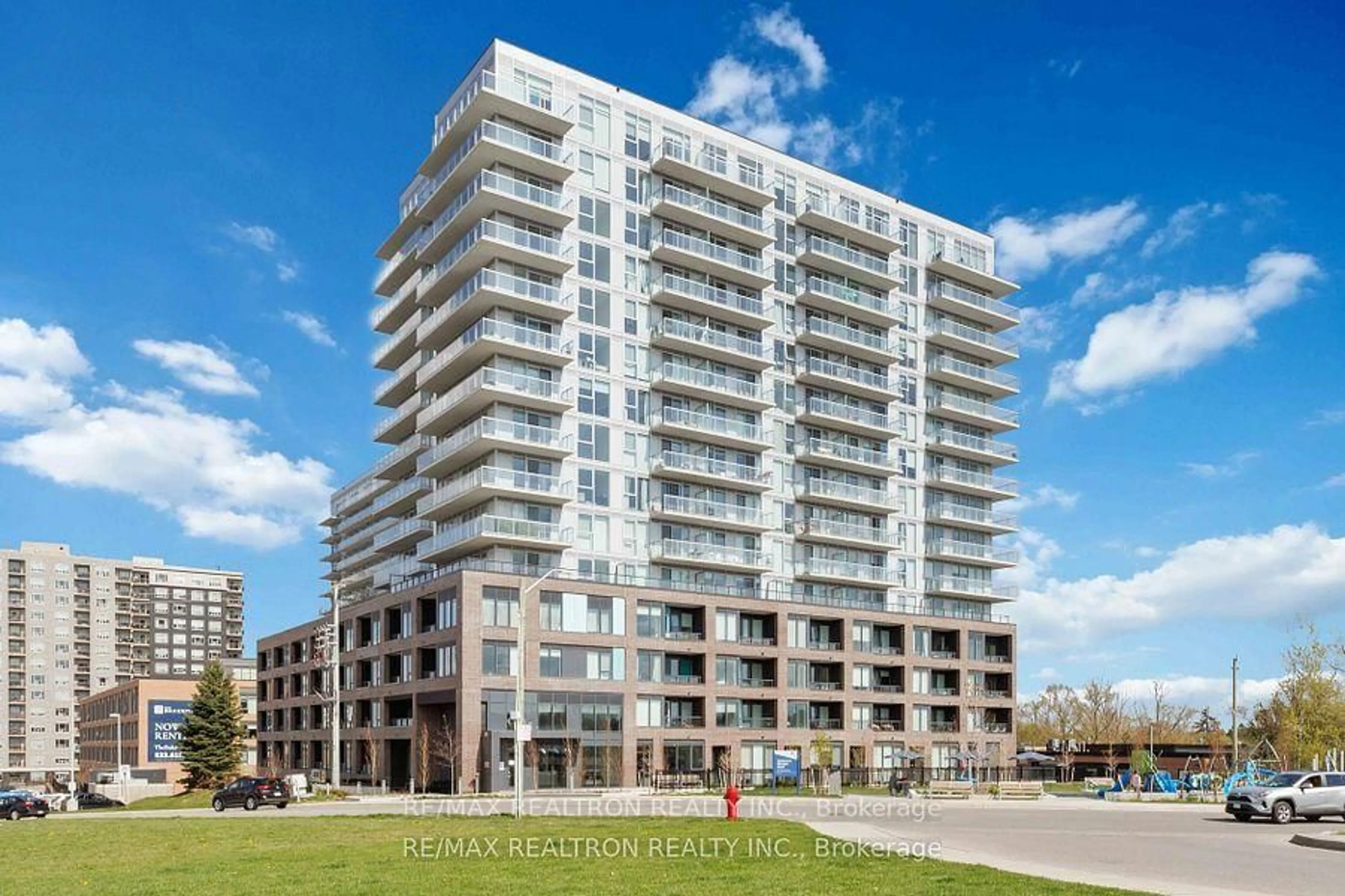 A pic from outside/outdoor area/front of a property/back of a property/a pic from drone, building for 185 Deerfield Rd #315, Newmarket Ontario L3Y 0G7