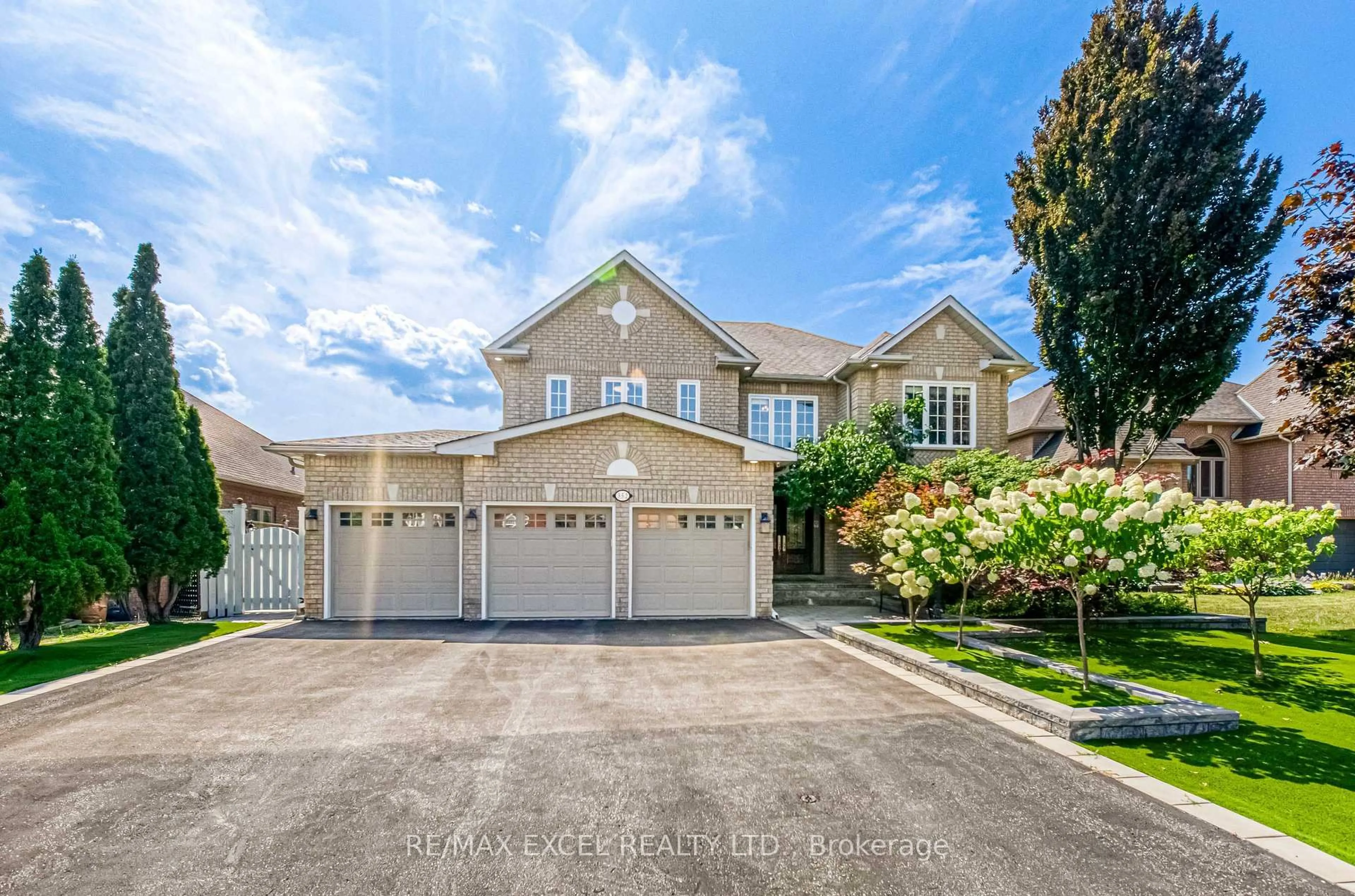 A pic from outside/outdoor area/front of a property/back of a property/a pic from drone, street for 352 Crofters Rd, Vaughan Ontario L4L 8Y3