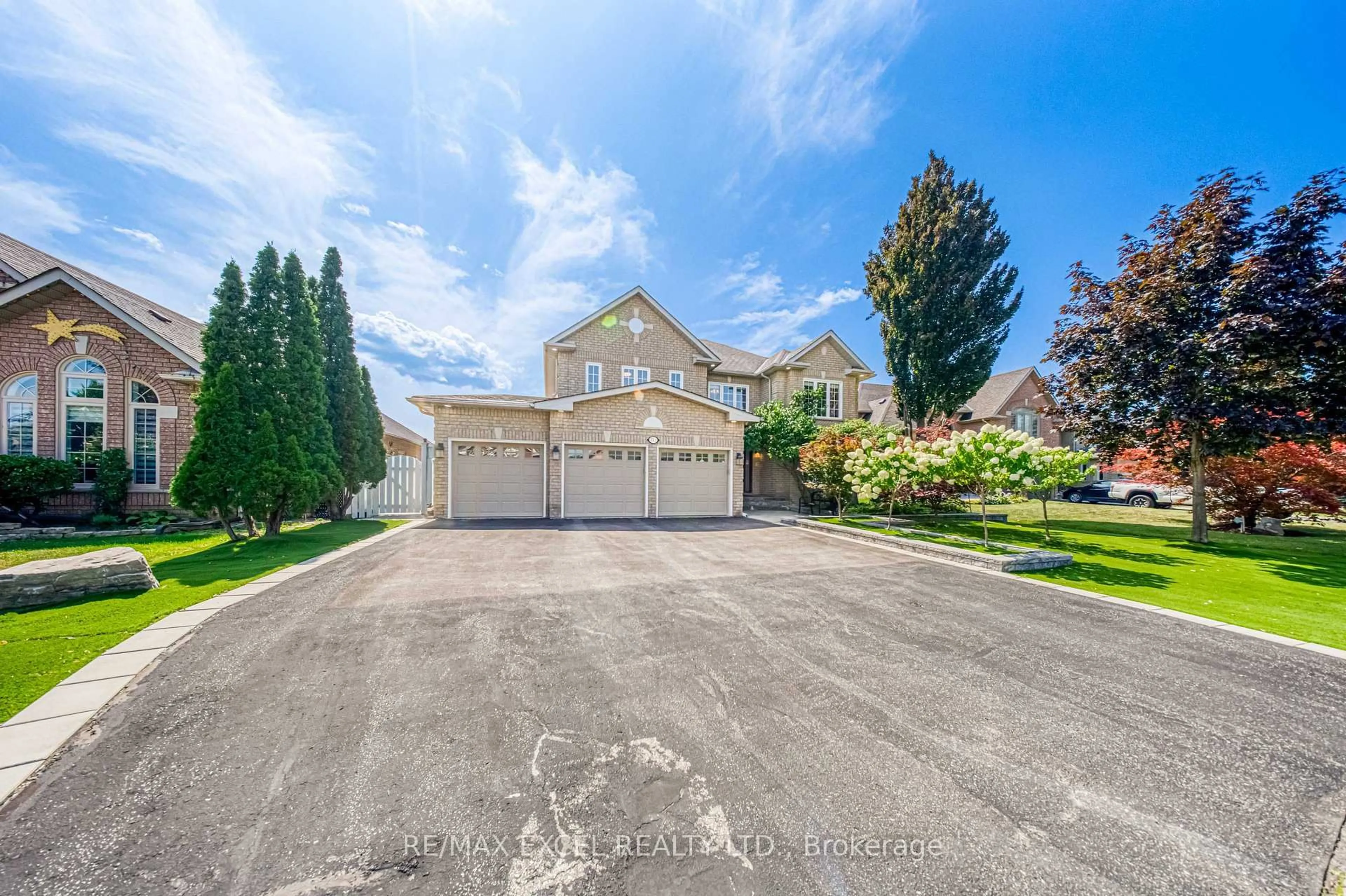 A pic from outside/outdoor area/front of a property/back of a property/a pic from drone, street for 352 Crofters Rd, Vaughan Ontario L4L 8Y3