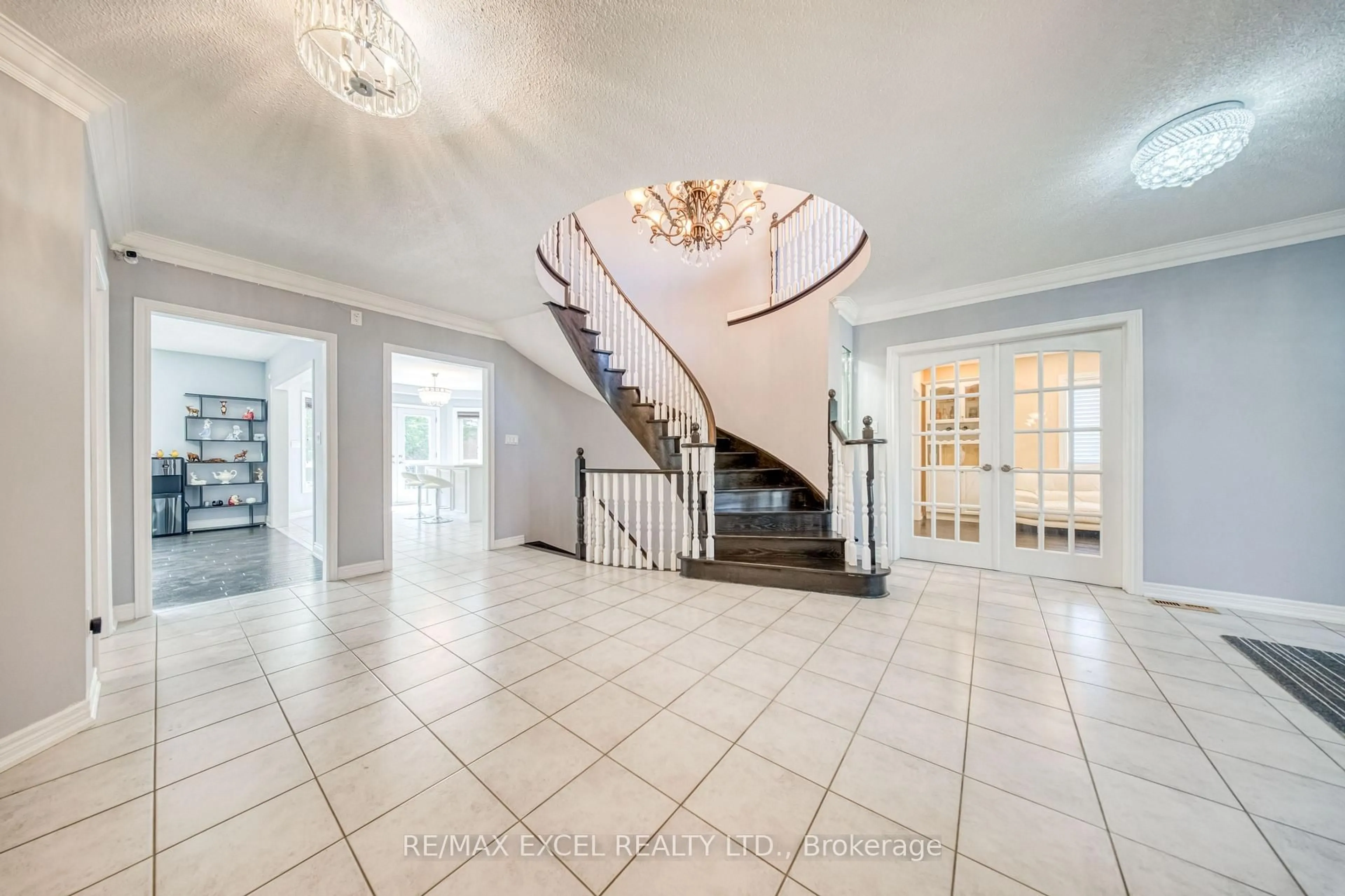 Indoor foyer for 352 Crofters Rd, Vaughan Ontario L4L 8Y3
