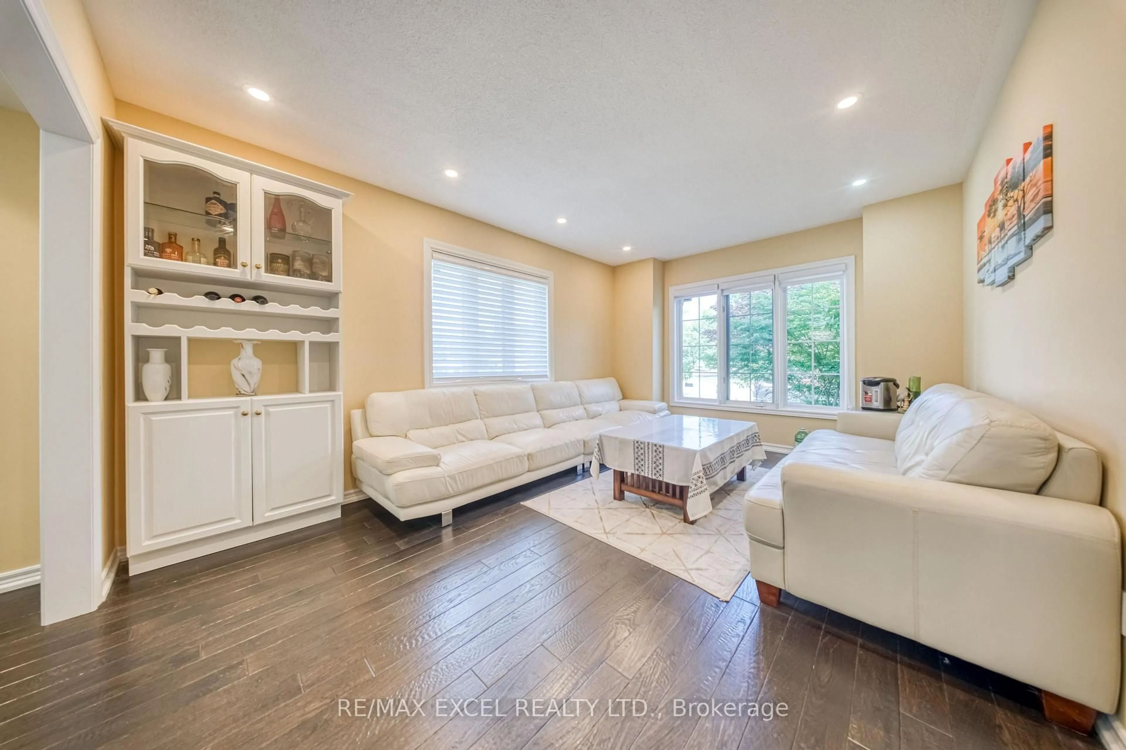 Living room with furniture, unknown for 352 Crofters Rd, Vaughan Ontario L4L 8Y3