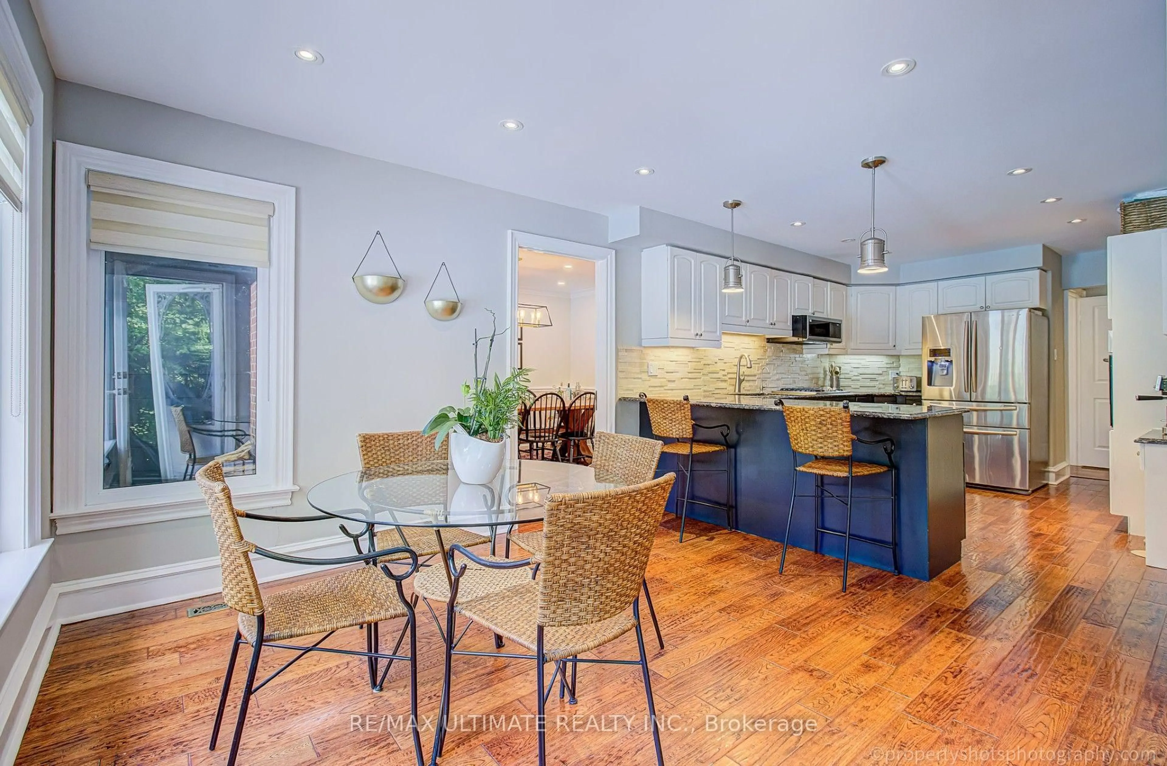 Open concept kitchen, unknown for 351 Fairway Gdns, Newmarket Ontario L3X 1B4