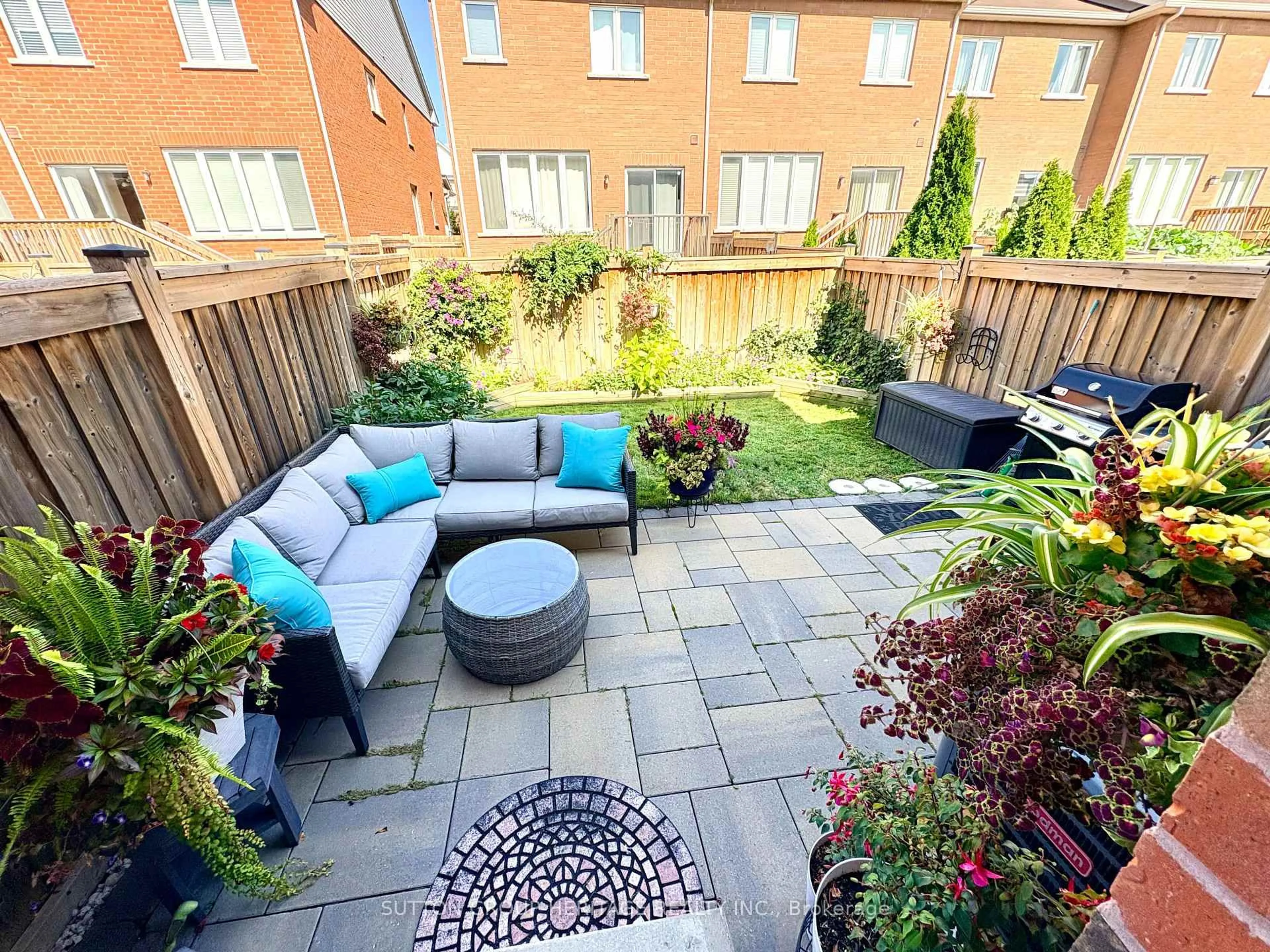 Patio, street for 15 Clarinet Lane, Whitchurch-Stouffville Ontario L4A 0N8