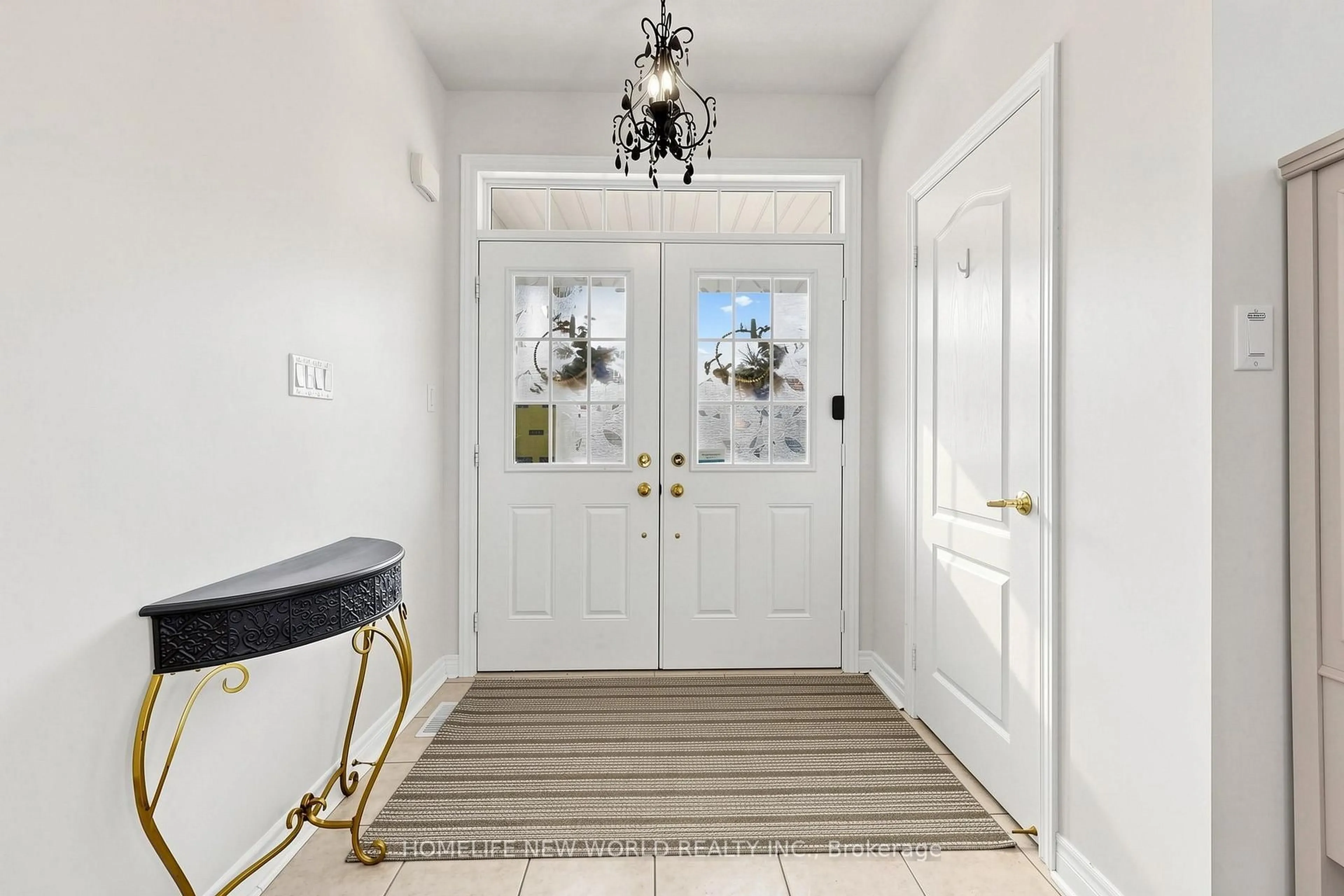 Indoor entryway for 2 Lucida Crt, Whitchurch-Stouffville Ontario L4A 1S1