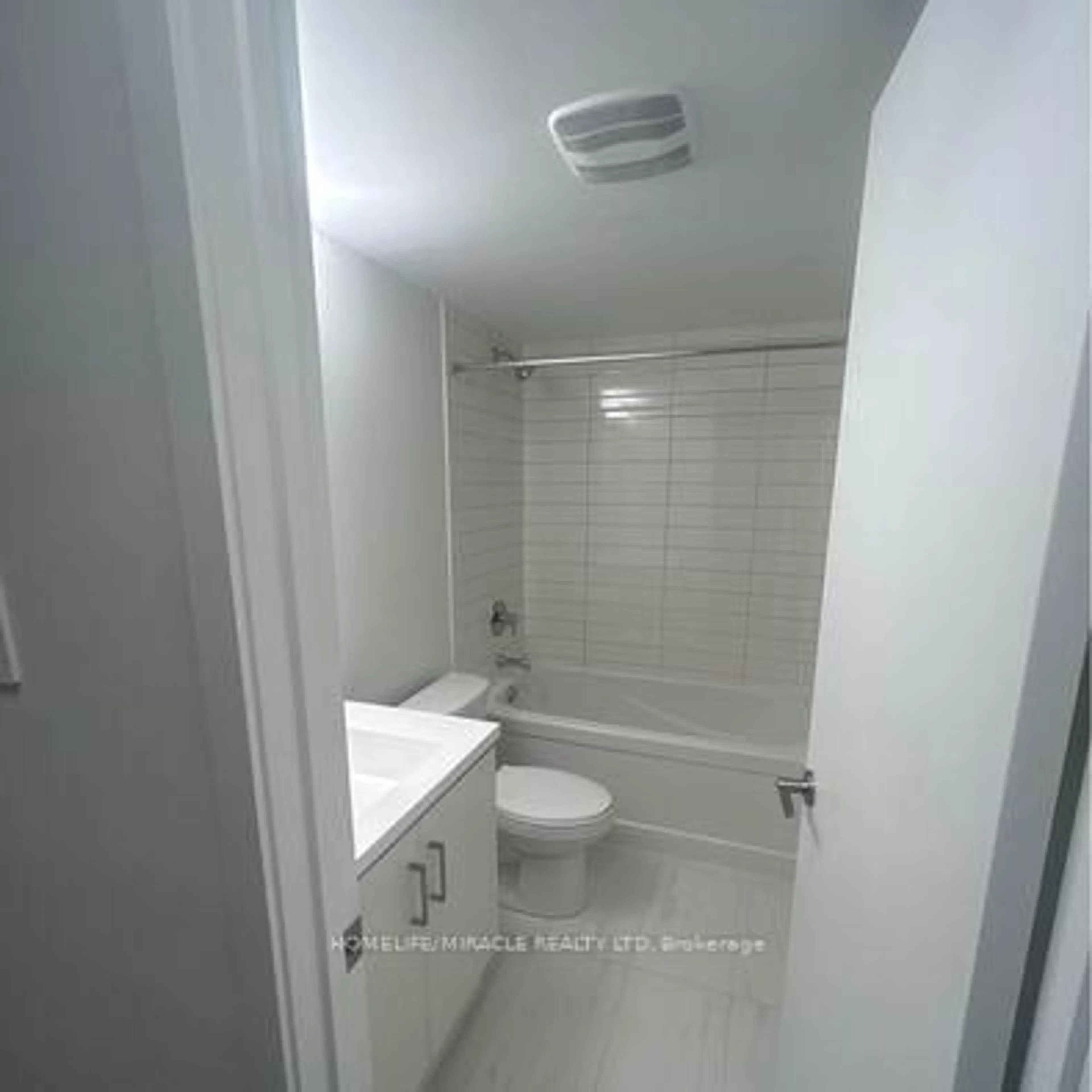 Standard bathroom, floor is not visible for 39 Honeycrisp Cres #81, Vaughan Ontario L4K 0N6