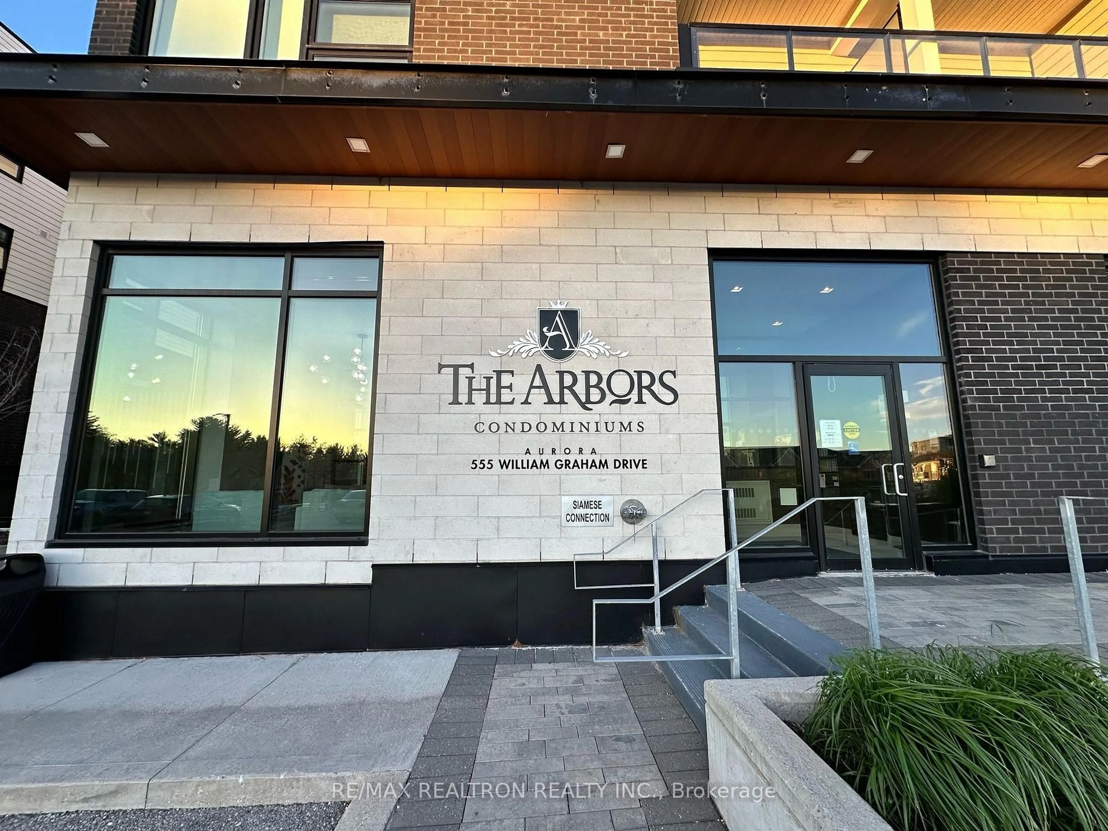 Indoor foyer for 555 William Graham Dr #PH446, Aurora Ontario L4G 3H9