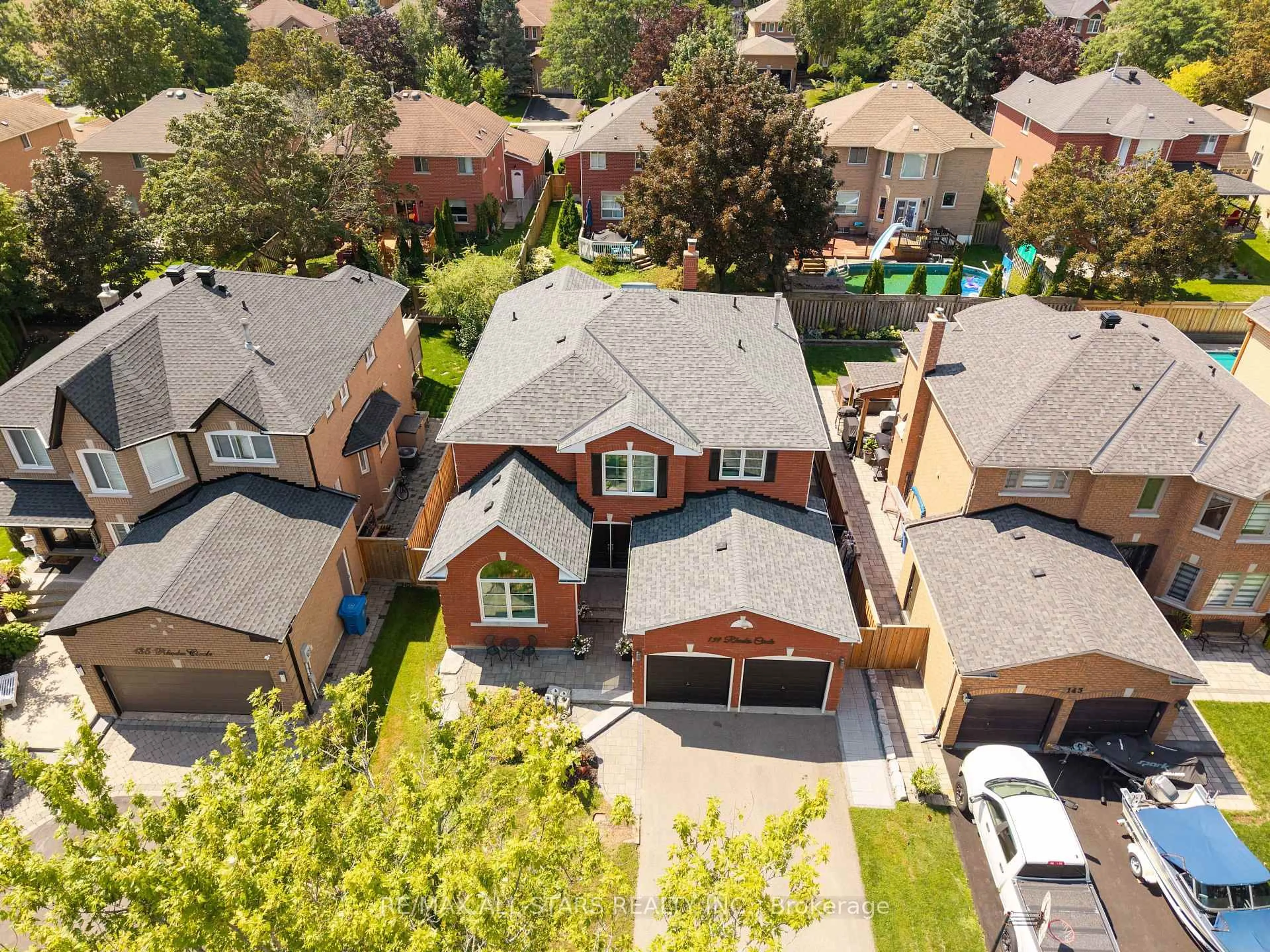 A pic from outside/outdoor area/front of a property/back of a property/a pic from drone, street for 139 Rhodes Circ, Newmarket Ontario L3X 1V2