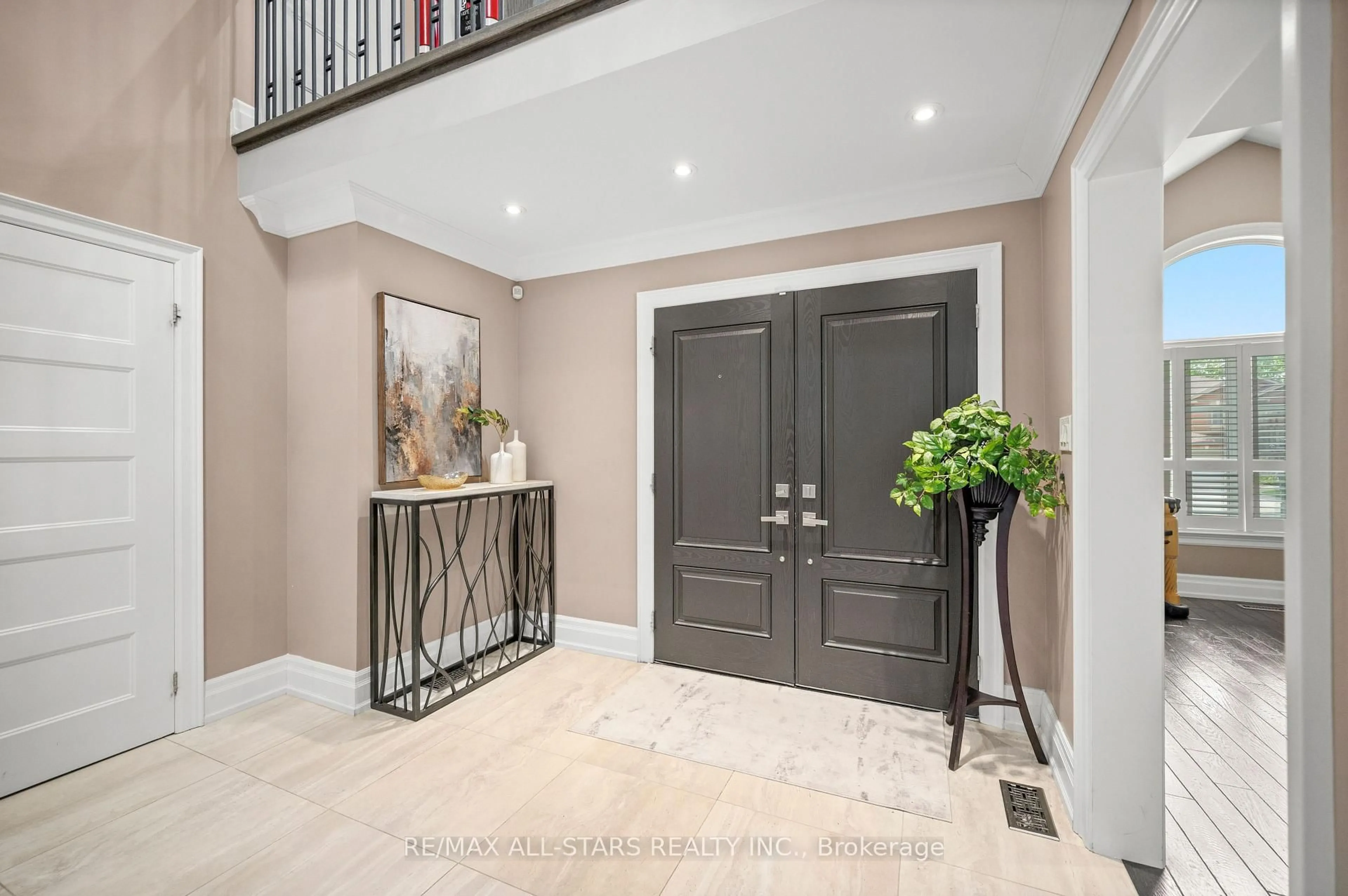 Indoor entryway for 139 Rhodes Circ, Newmarket Ontario L3X 1V2