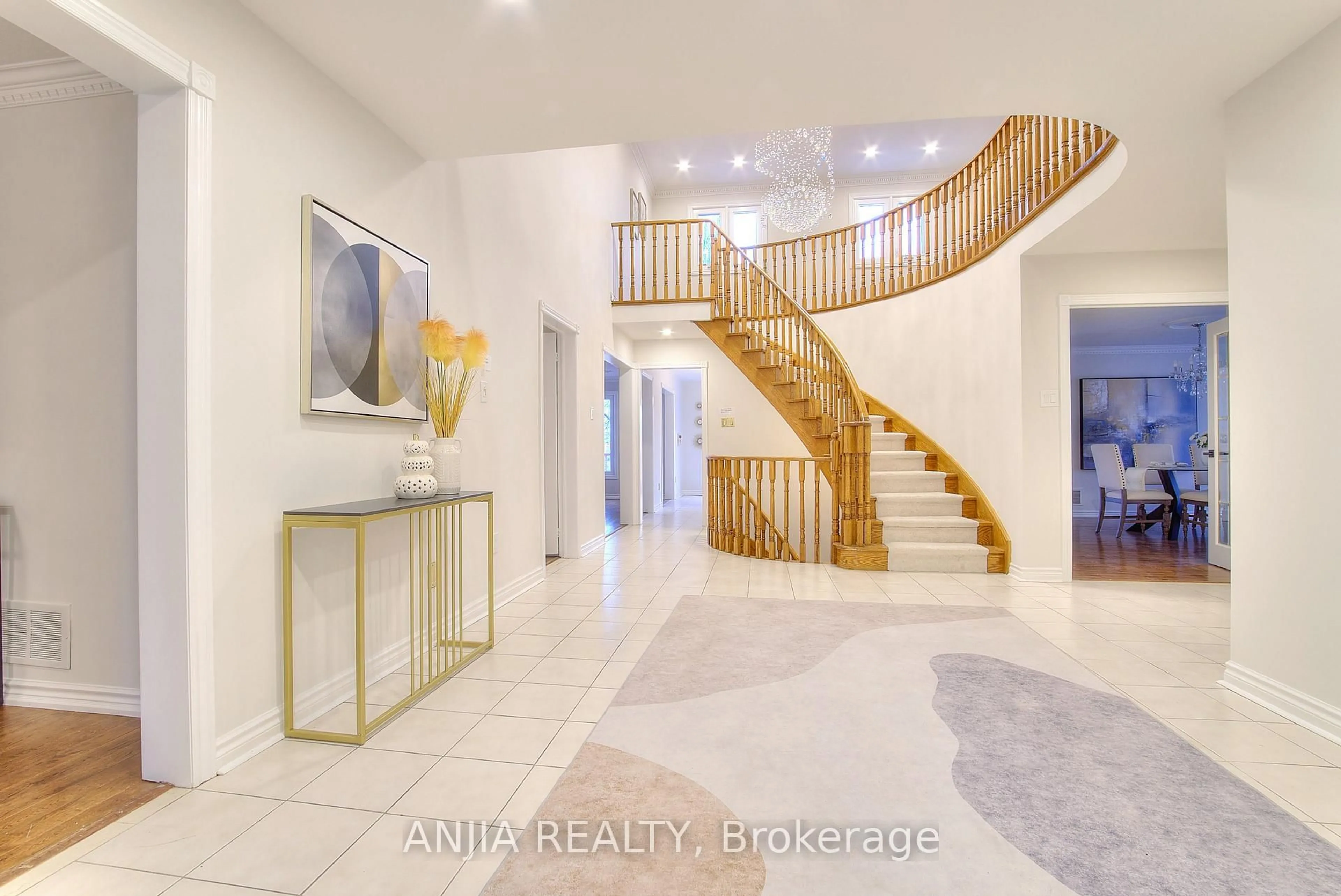Indoor foyer for 22 Chiltern Hill, Richmond Hill Ontario L4B 3B8