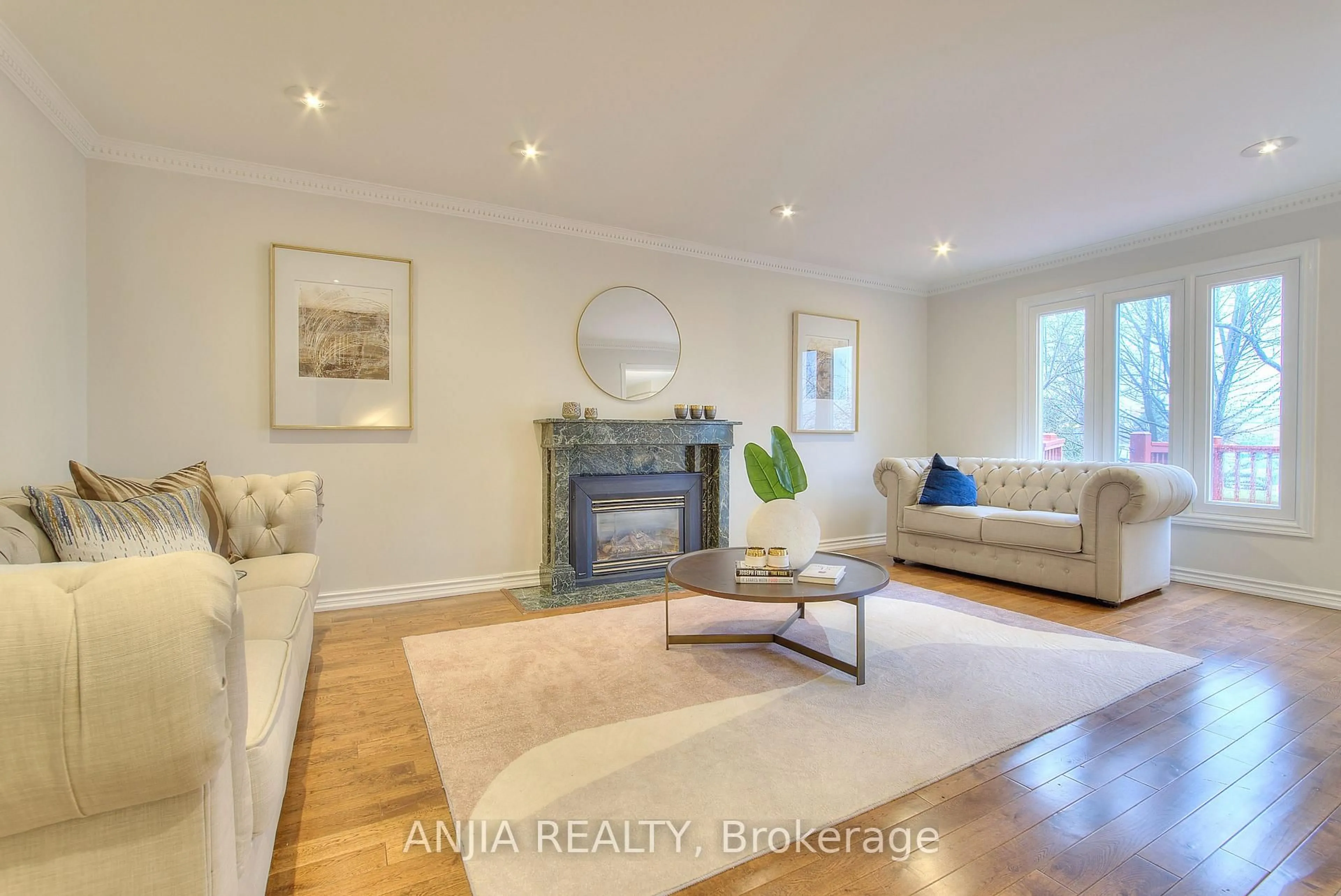 Living room with furniture, wood/laminate floor for 22 Chiltern Hill, Richmond Hill Ontario L4B 3B8