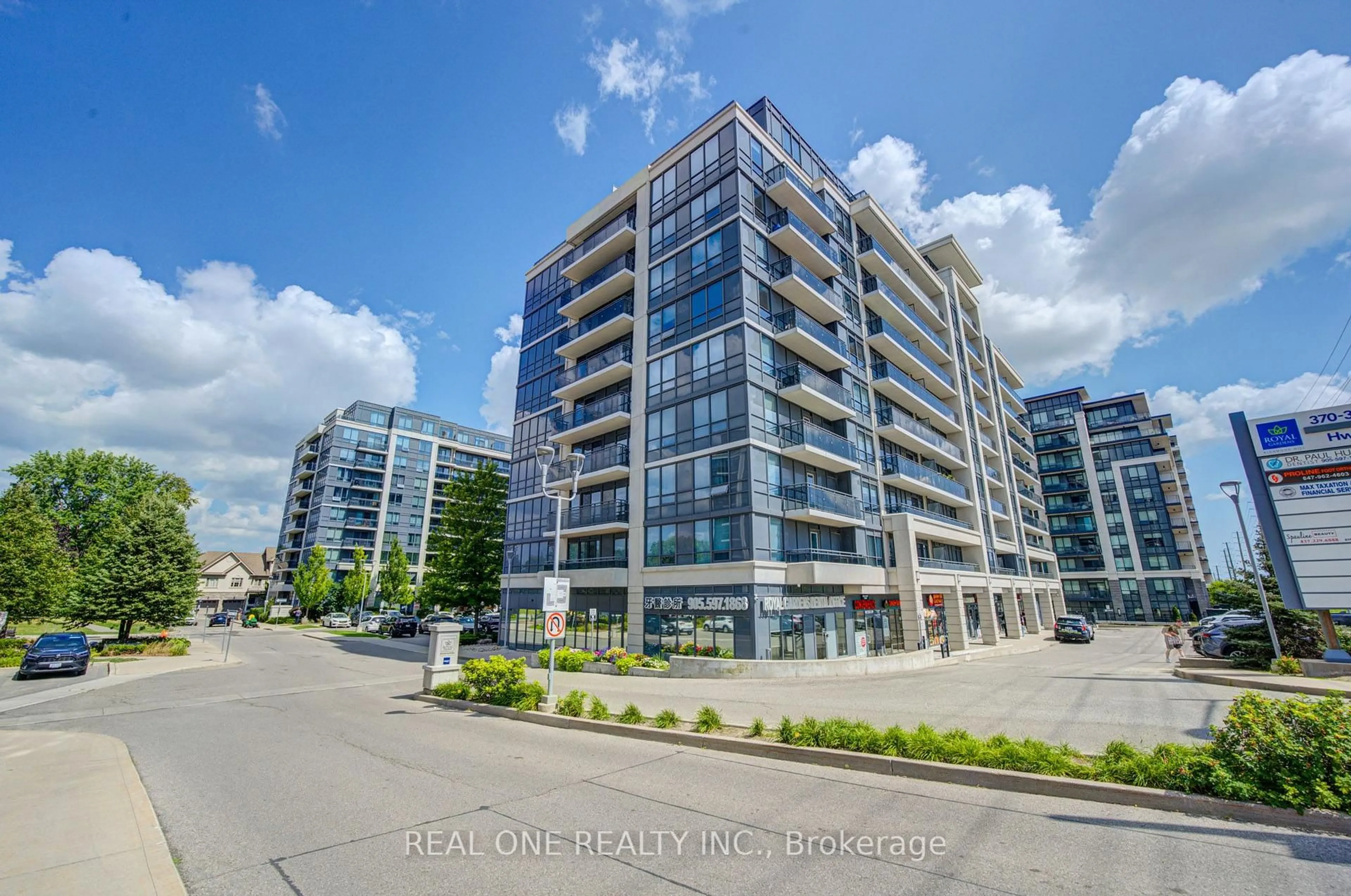A pic from outside/outdoor area/front of a property/back of a property/a pic from drone, unknown for 372 Highway 7 E Way #707, Richmond Hill Ontario L4B 0C6