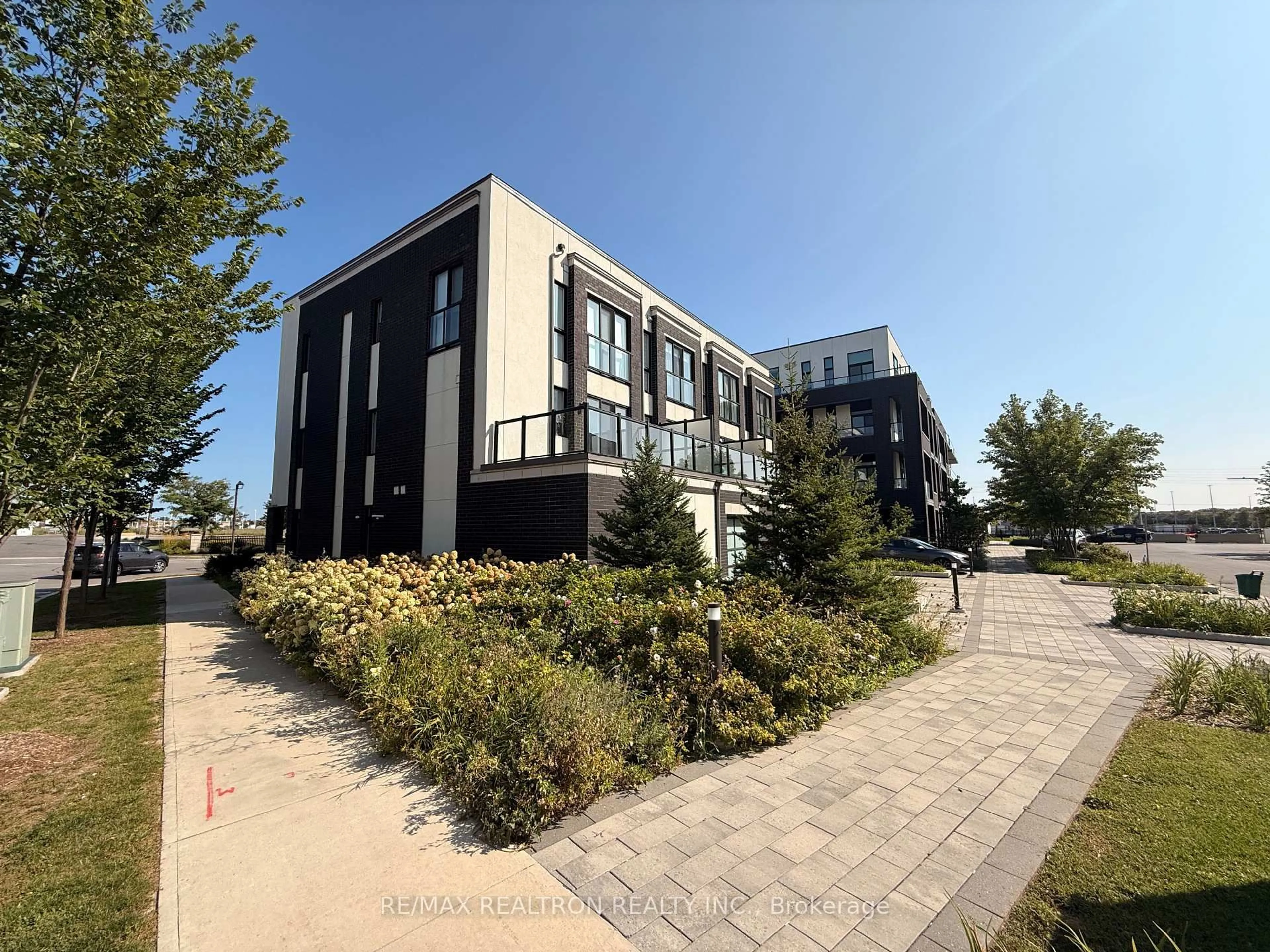 A pic from outside/outdoor area/front of a property/back of a property/a pic from drone, building for 1709 Bur Oak Ave #509, Markham Ontario L6E 0V7