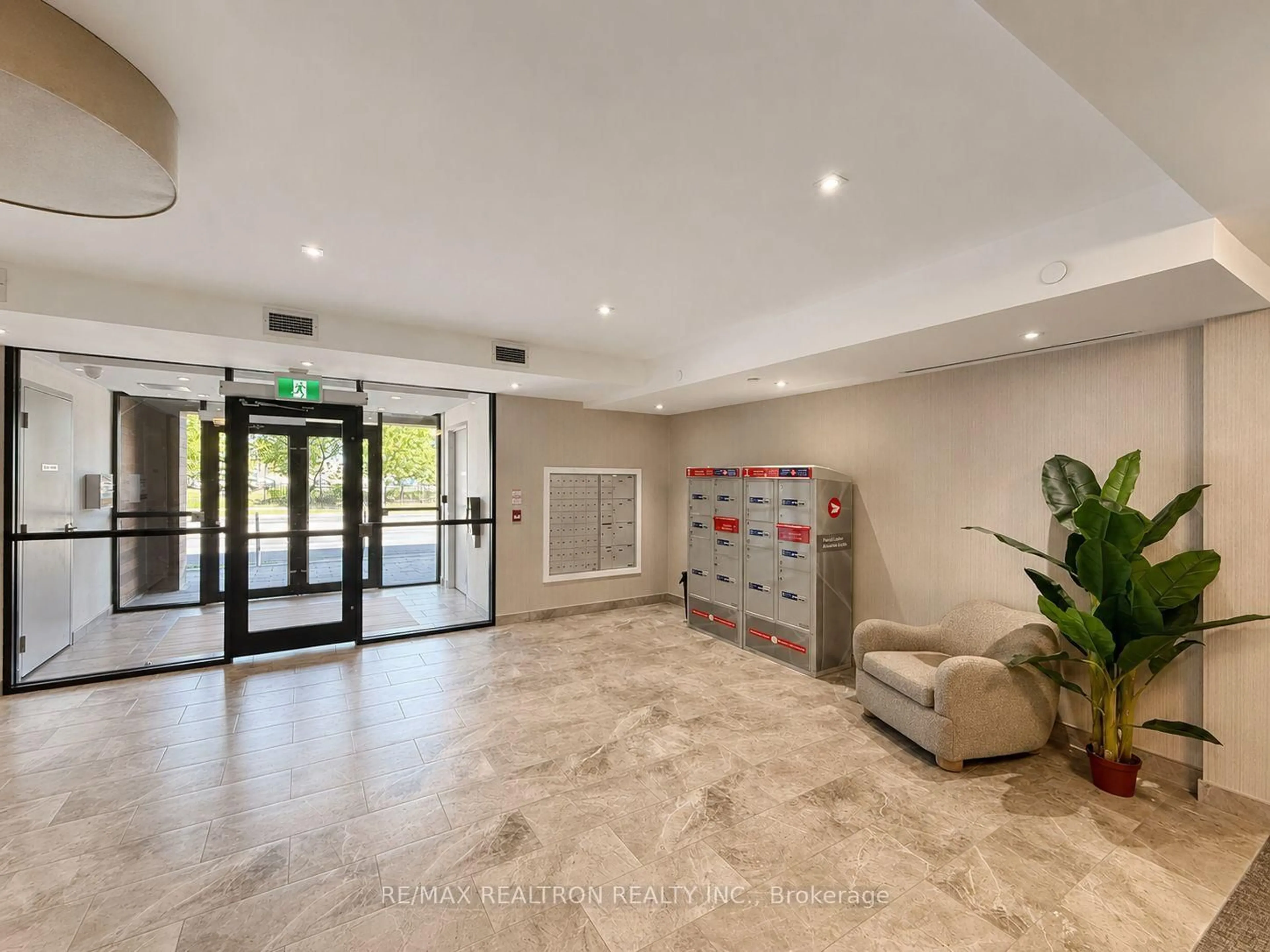 Indoor foyer for 1709 Bur Oak Ave #509, Markham Ontario L6E 0V7