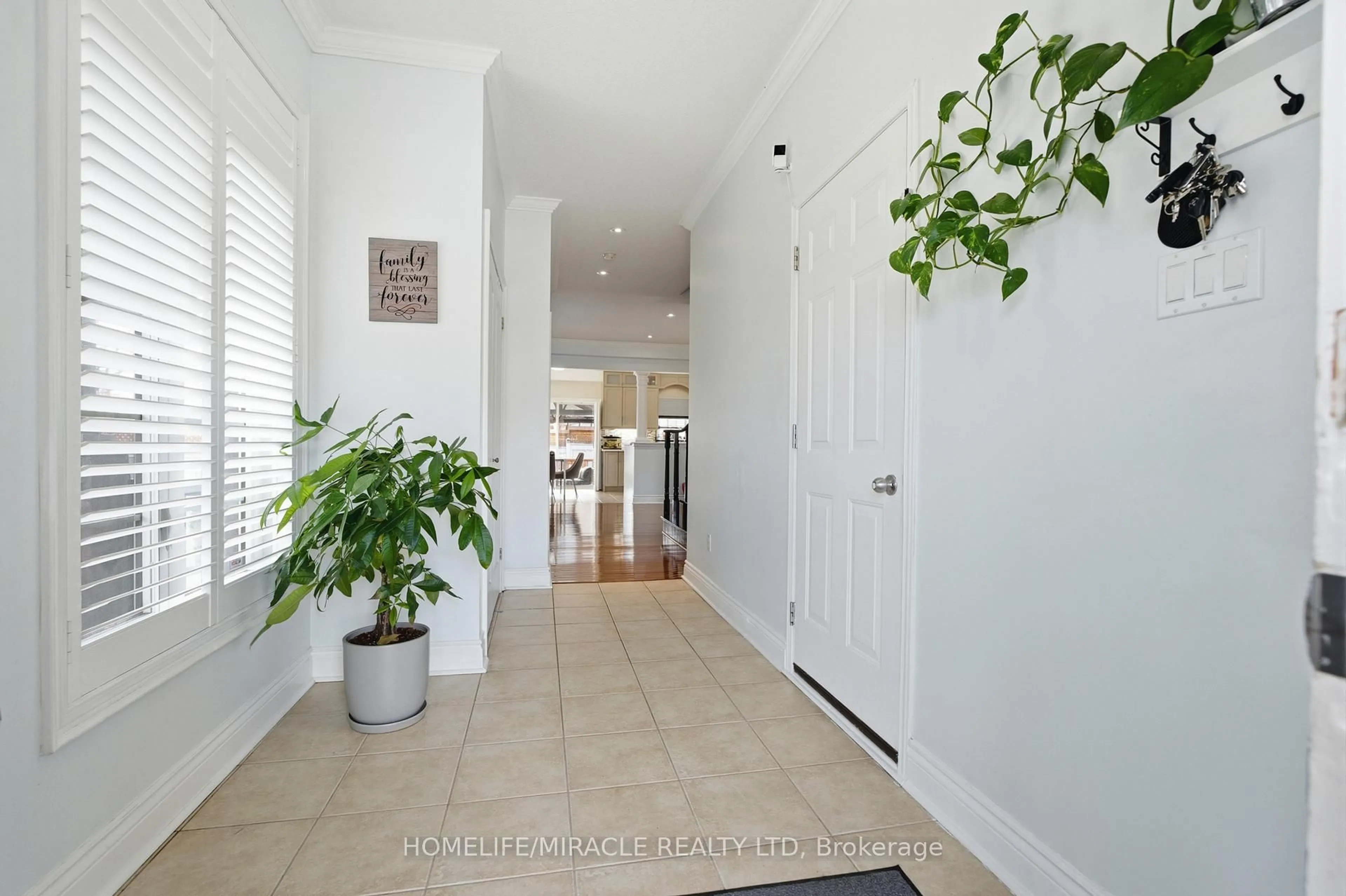 Indoor entryway for 243 Venice Gate Dr, Vaughan Ontario L4H 0G1