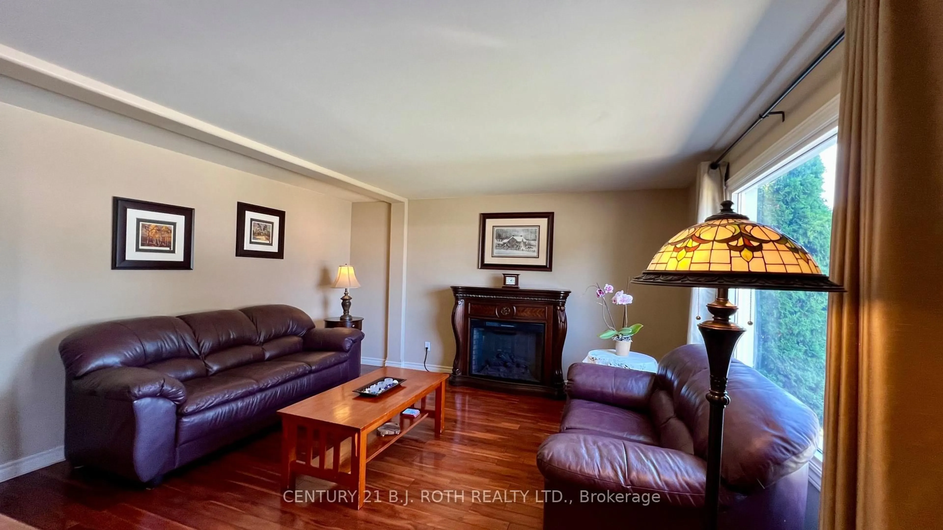 Living room with furniture, wood/laminate floor for 31 Corner Brook Tr, Innisfil Ontario L9S 1P5