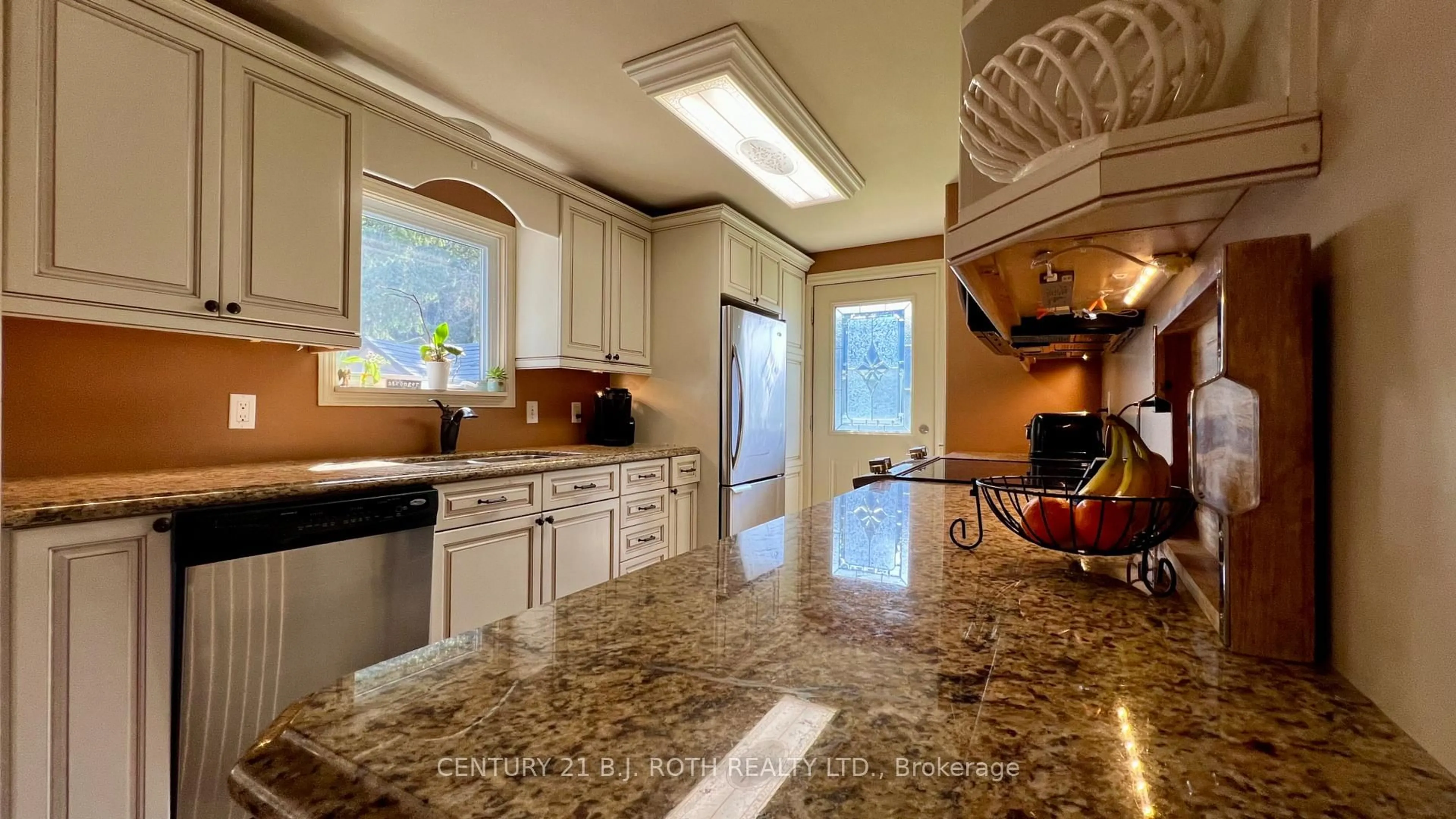 Open concept kitchen, ceramic/tile floor for 31 Corner Brook Tr, Innisfil Ontario L9S 1P5