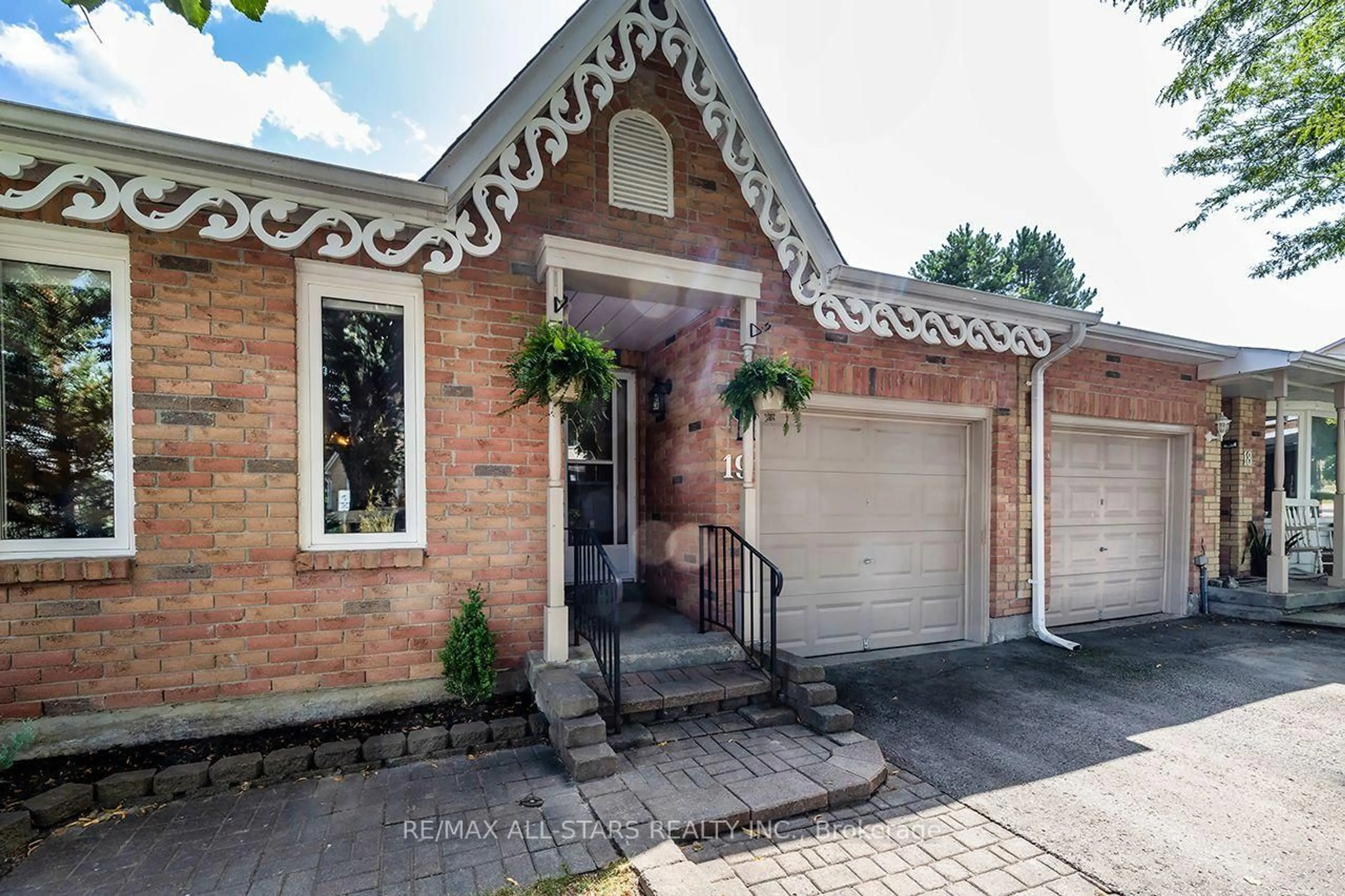 Home with brick exterior material, street for 19 Adams Crt #19, Uxbridge Ontario L9P 1G2