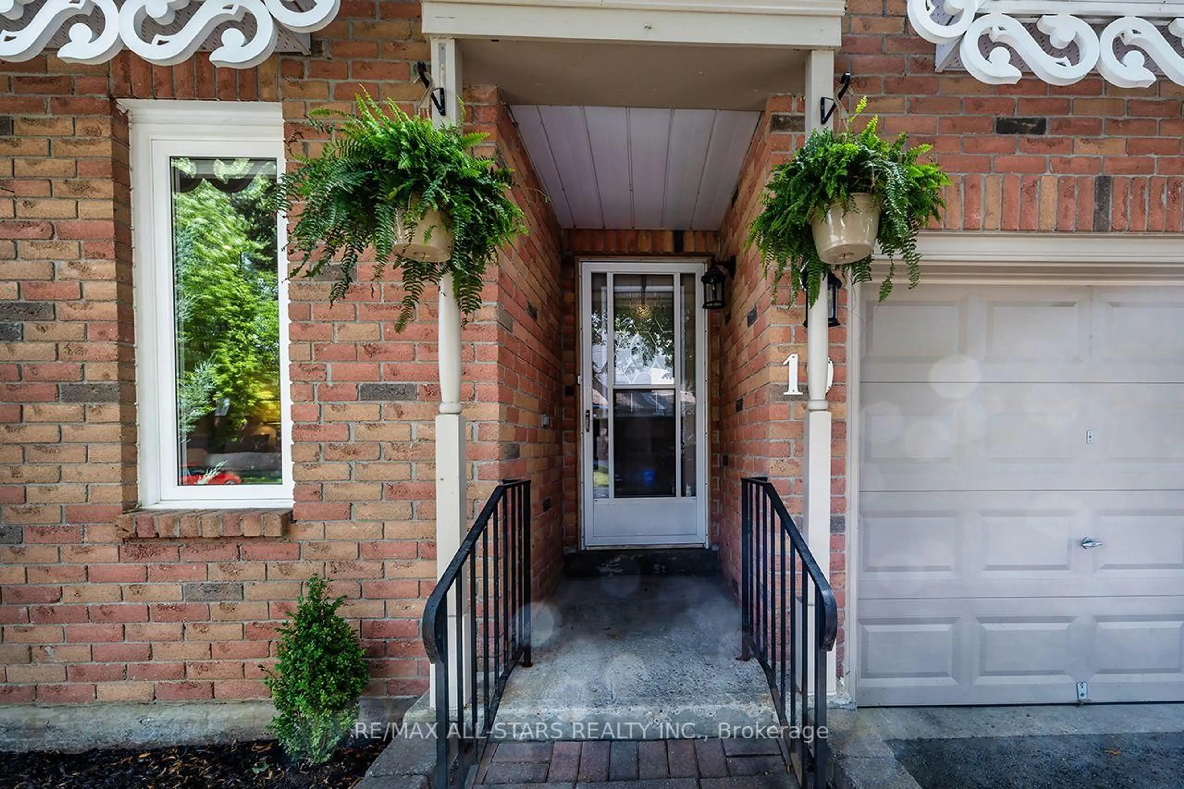Indoor entryway for 19 Adams Crt #19, Uxbridge Ontario L9P 1G2