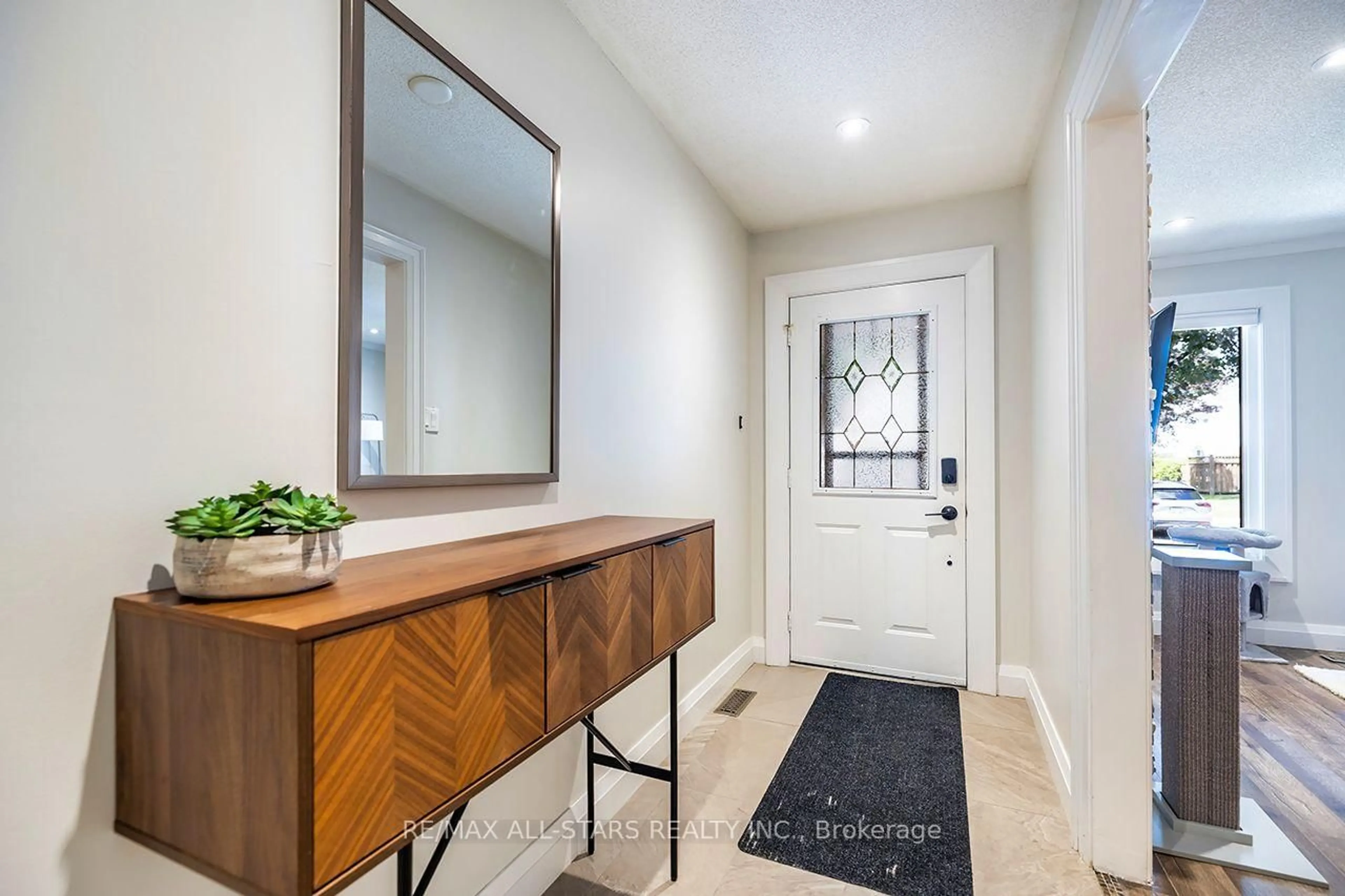 Indoor entryway for 19 Adams Crt #19, Uxbridge Ontario L9P 1G2