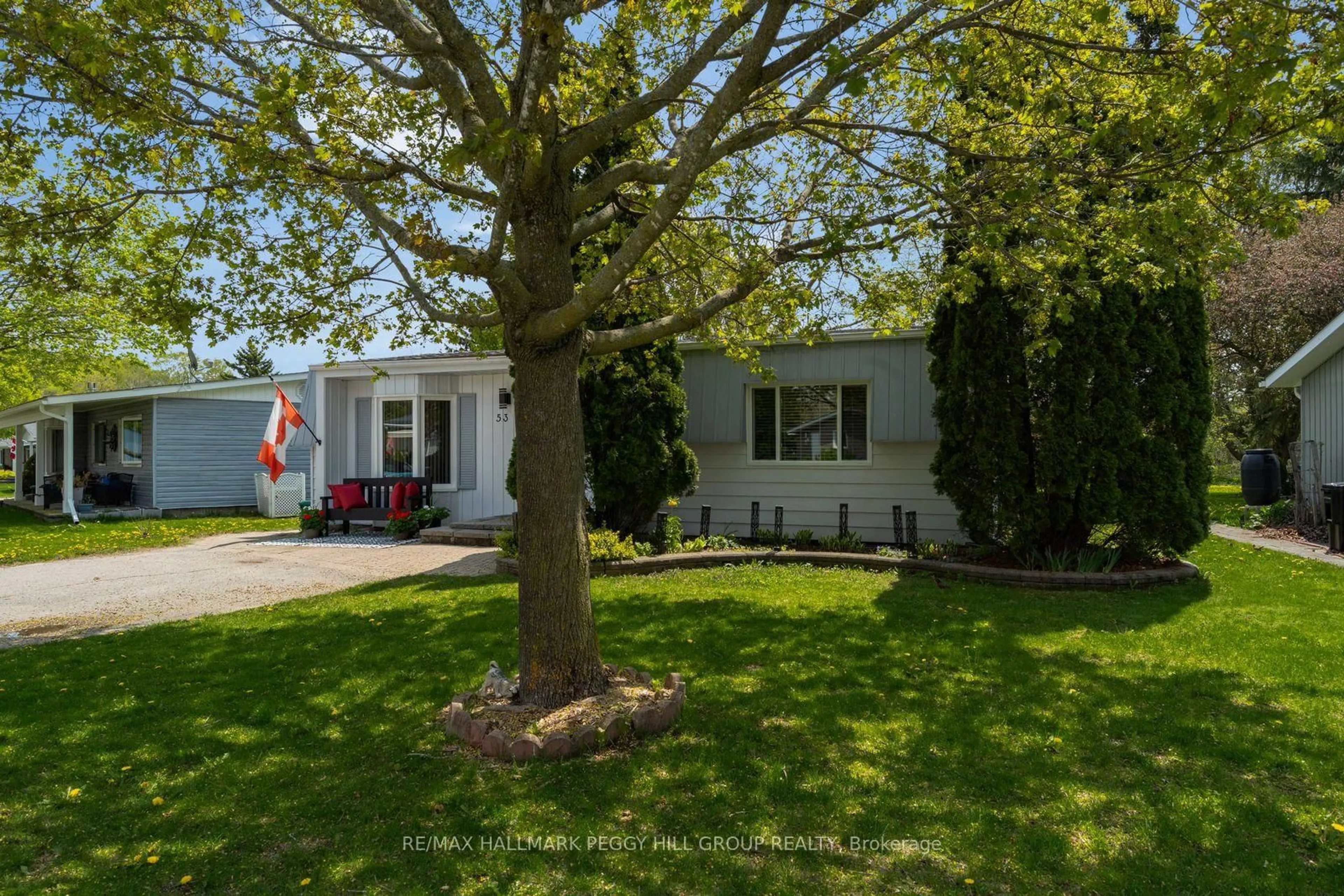 Home with vinyl exterior material, street for 53 Corner Brook Tr, Innisfil Ontario L9S 1N6