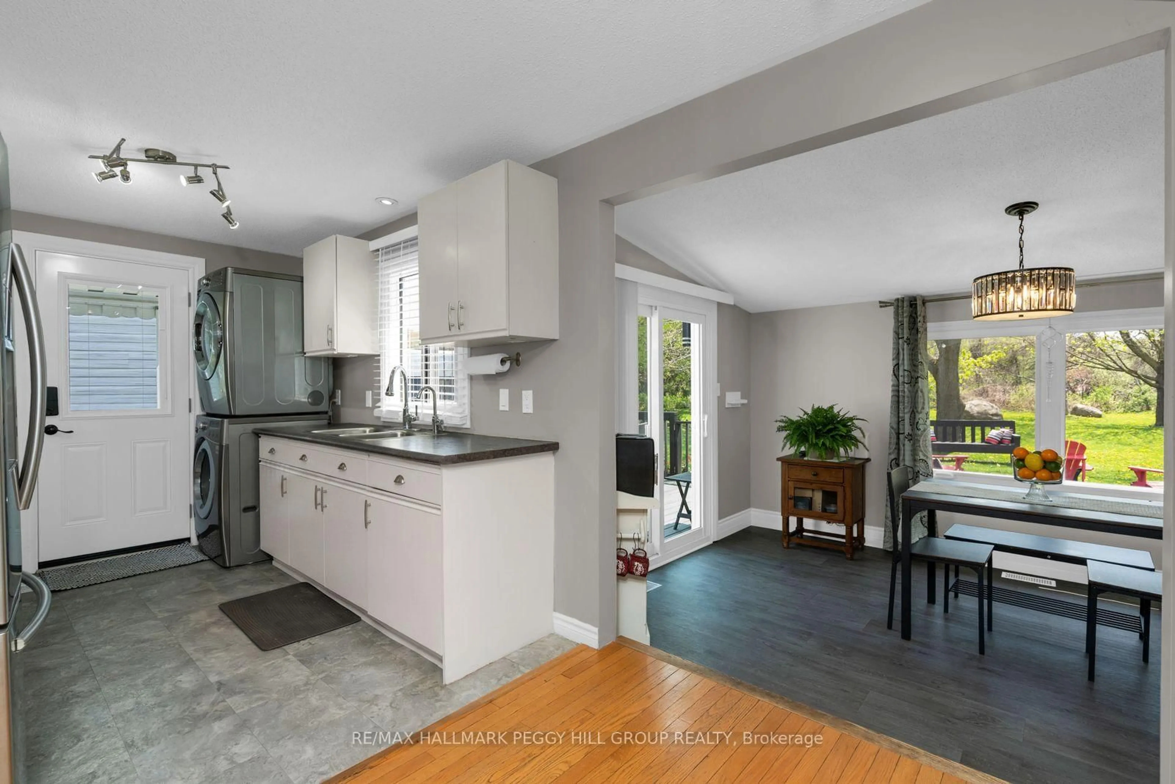 Open concept kitchen, ceramic/tile floor for 53 Corner Brook Tr, Innisfil Ontario L9S 1N6