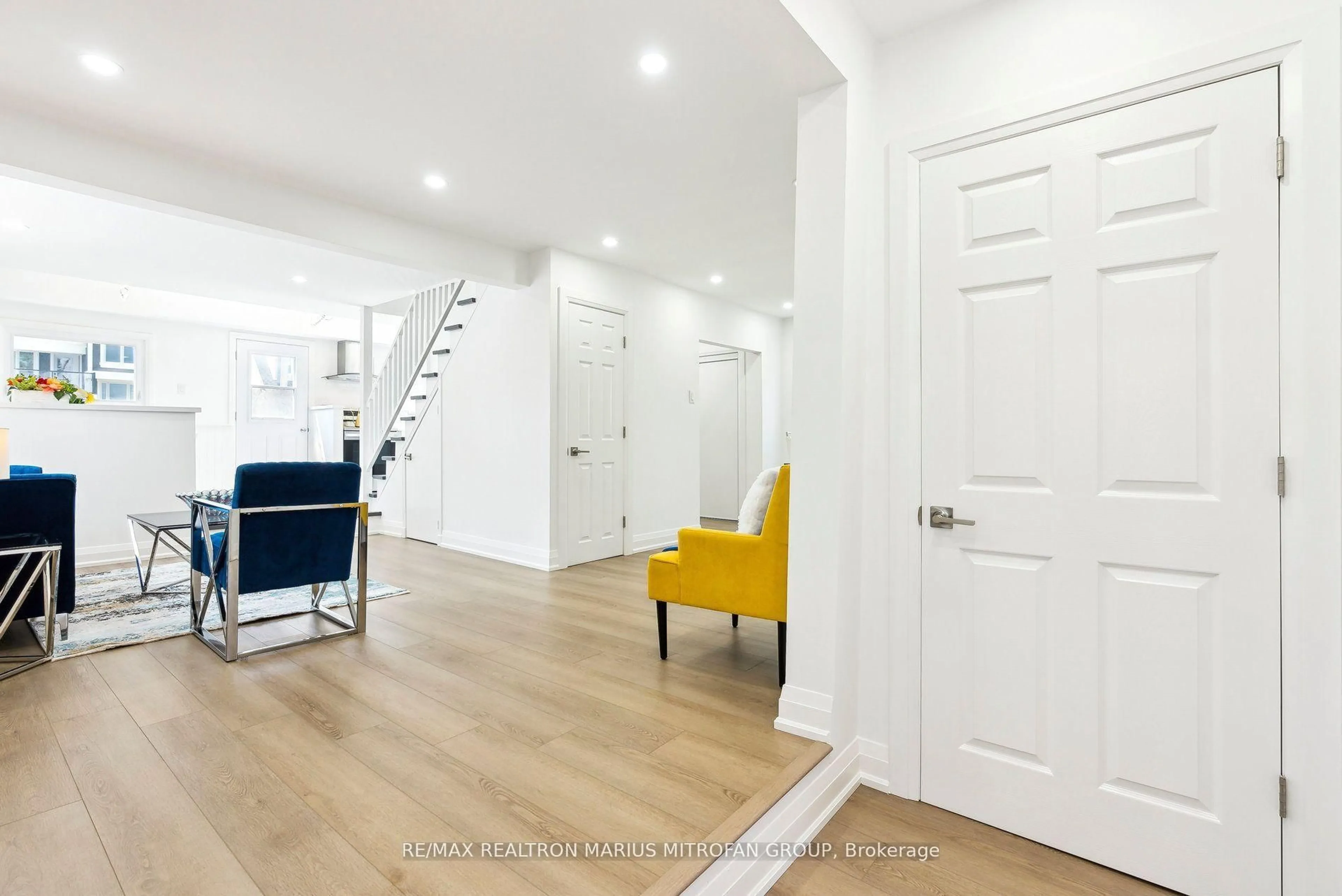 Indoor entryway for 1118 Stoney Point Rd, Innisfil Ontario L0L 1W0