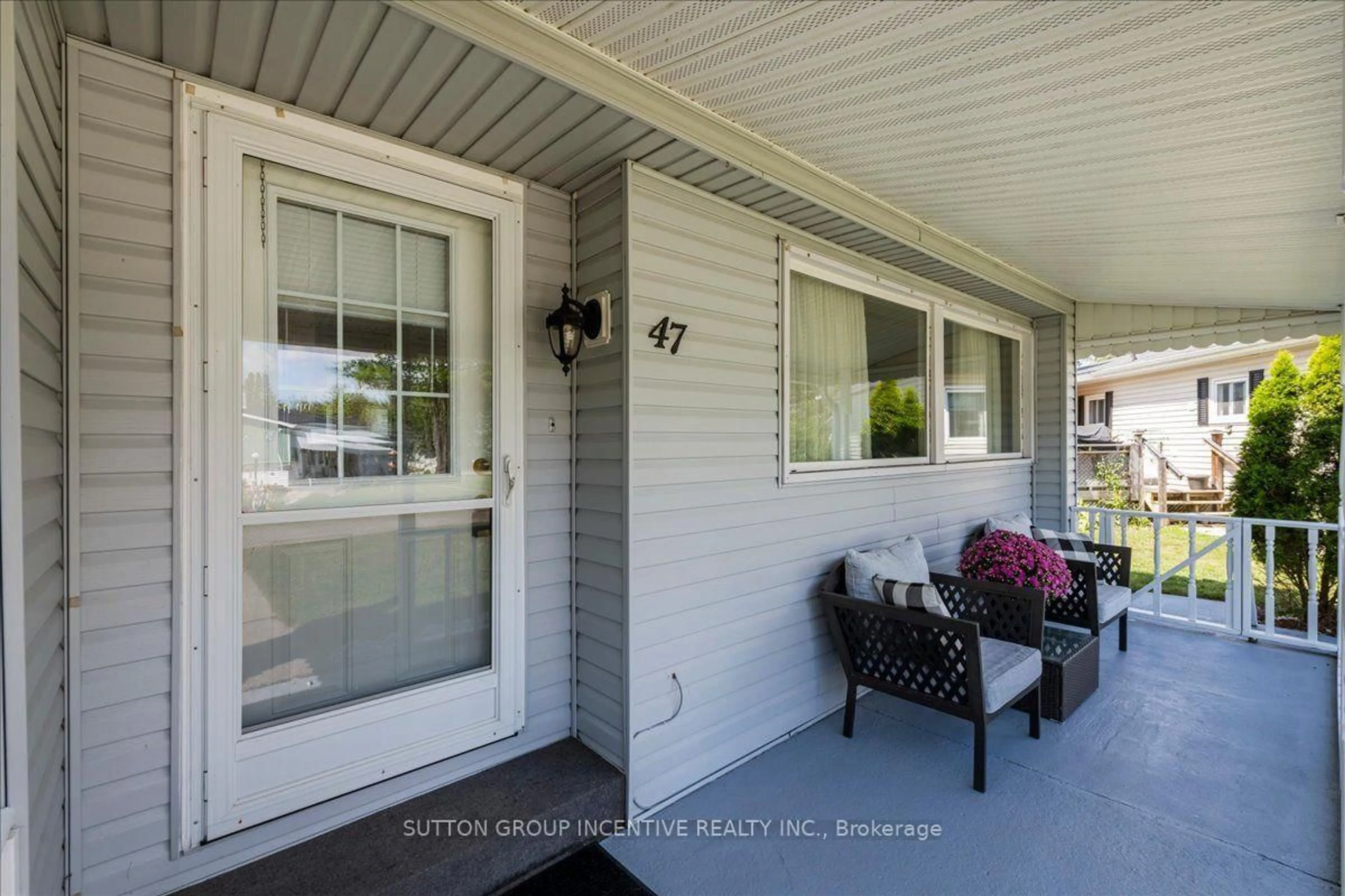 Indoor entryway for 47 Main St, Innisfil Ontario L9S 1N1