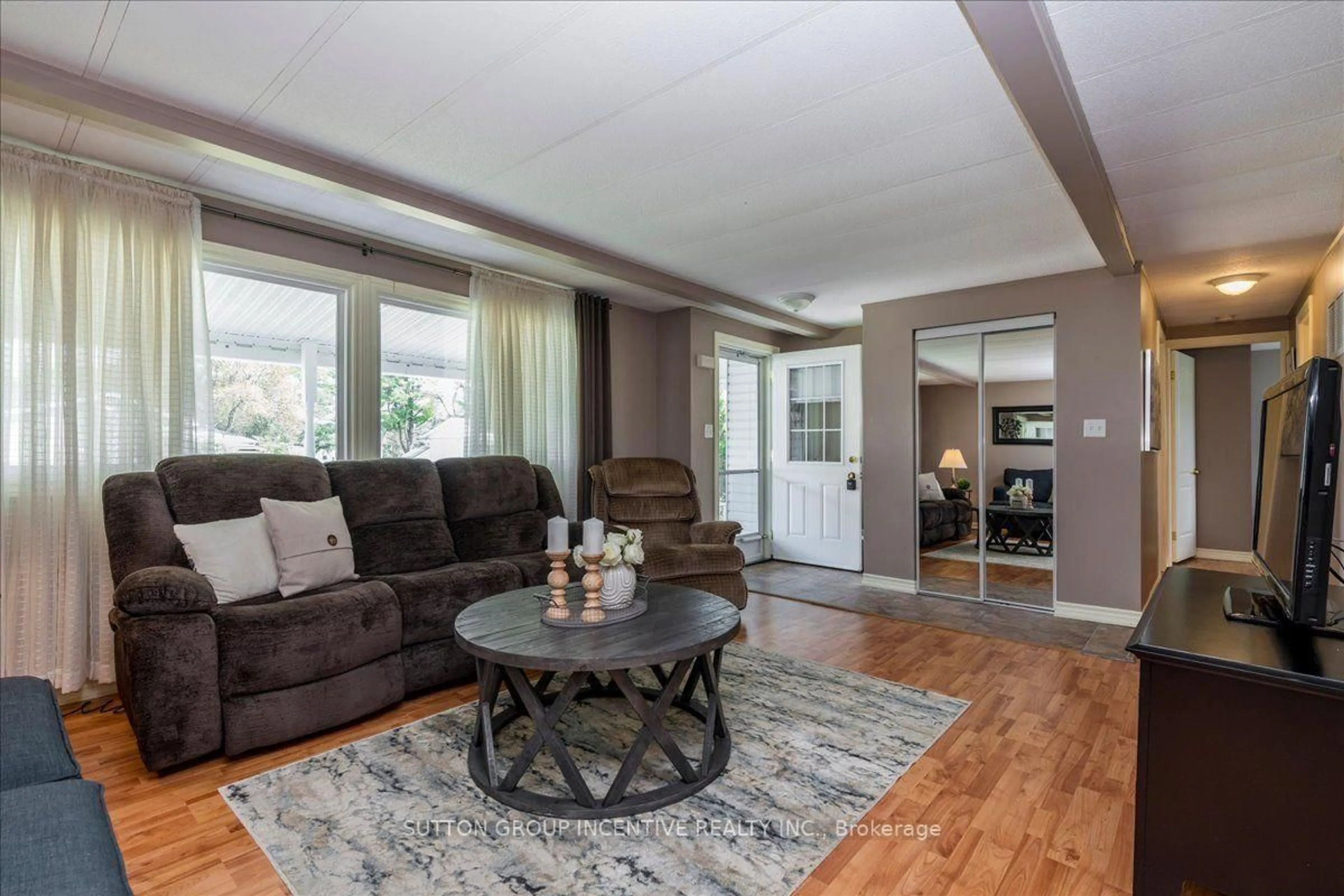Living room with furniture, unknown for 47 Main St, Innisfil Ontario L9S 1N1