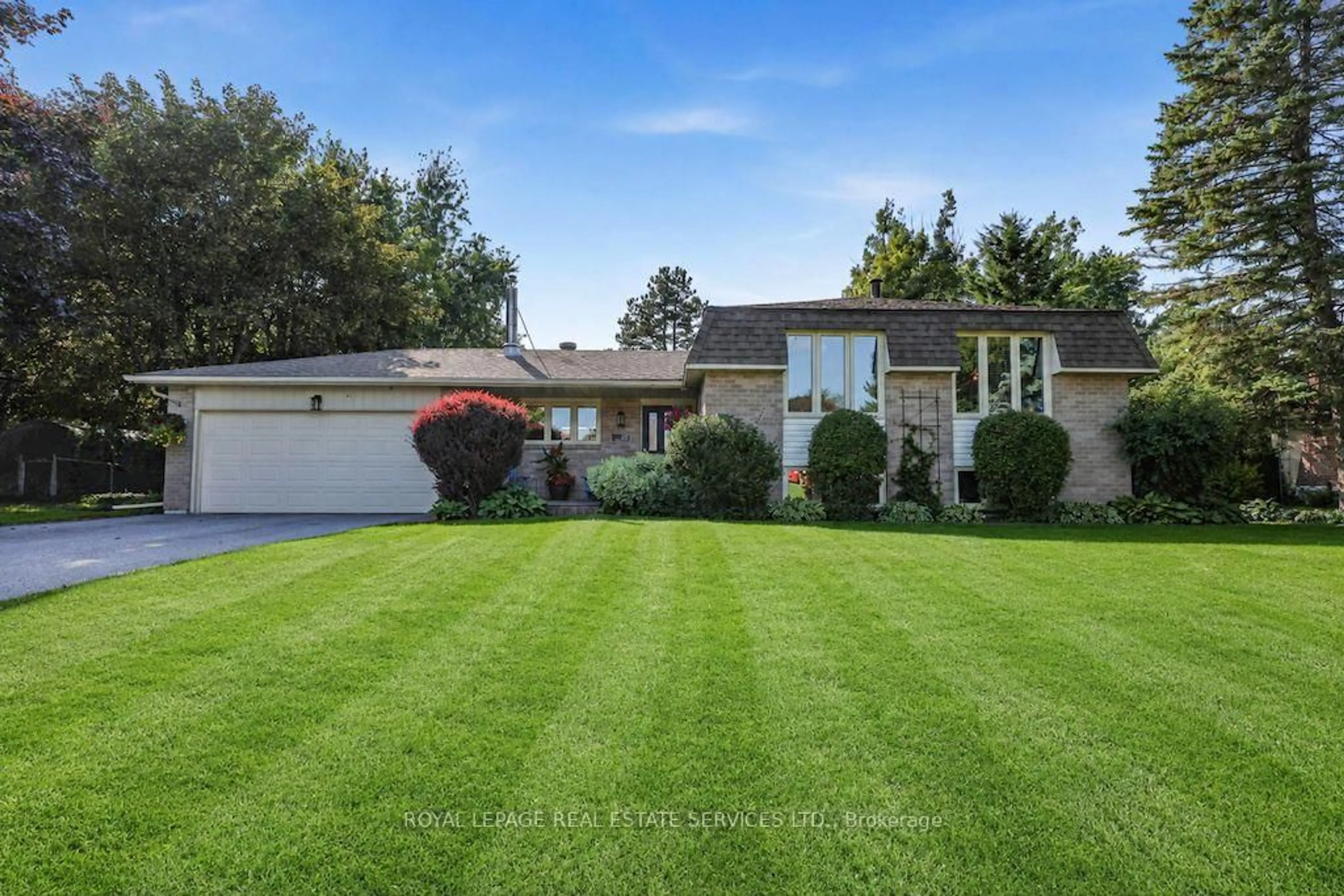 A pic from outside/outdoor area/front of a property/back of a property/a pic from drone, street for 207 Camilla Cres, Essa Ontario L0L 2N0