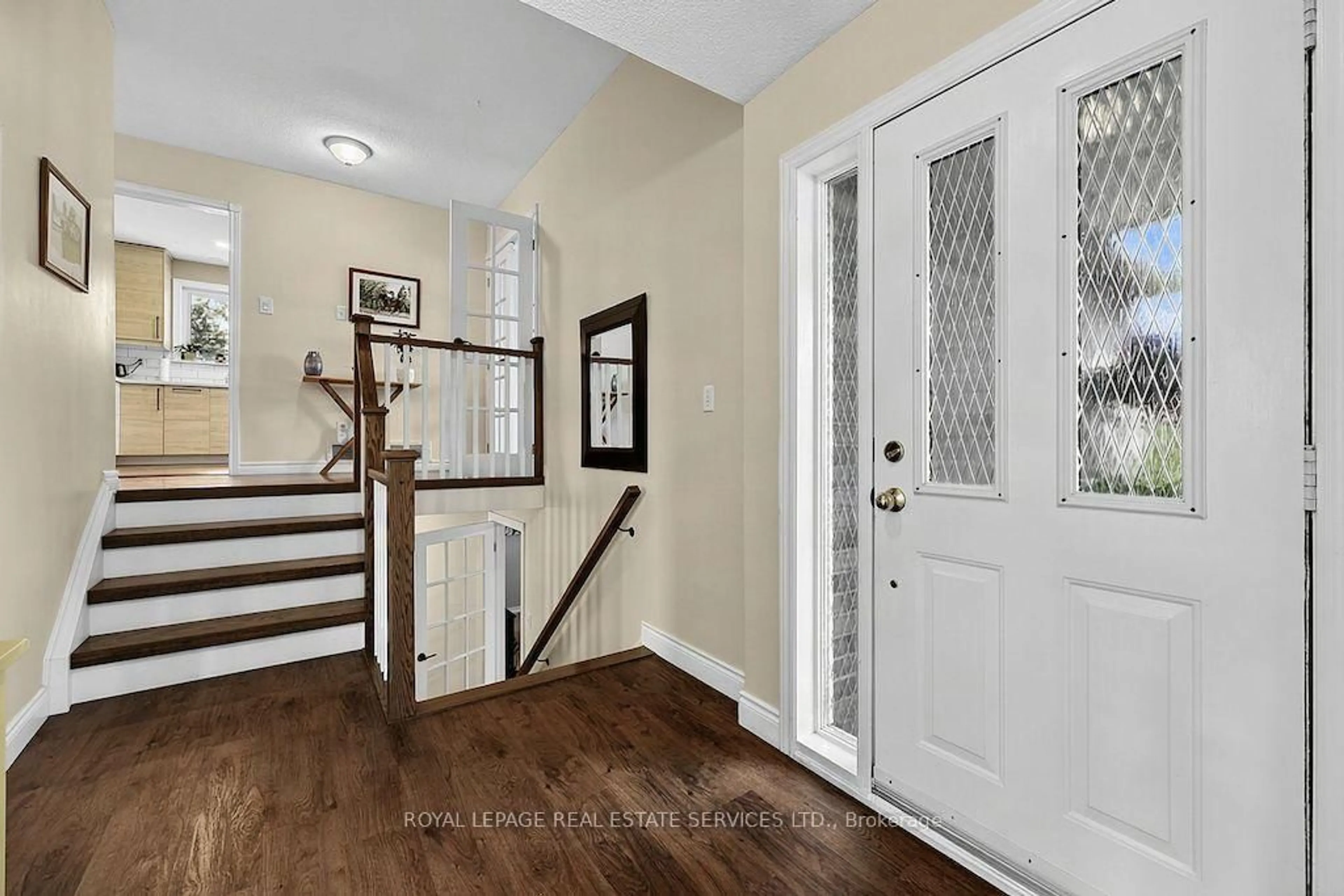Indoor entryway for 207 Camilla Cres, Essa Ontario L0L 2N0