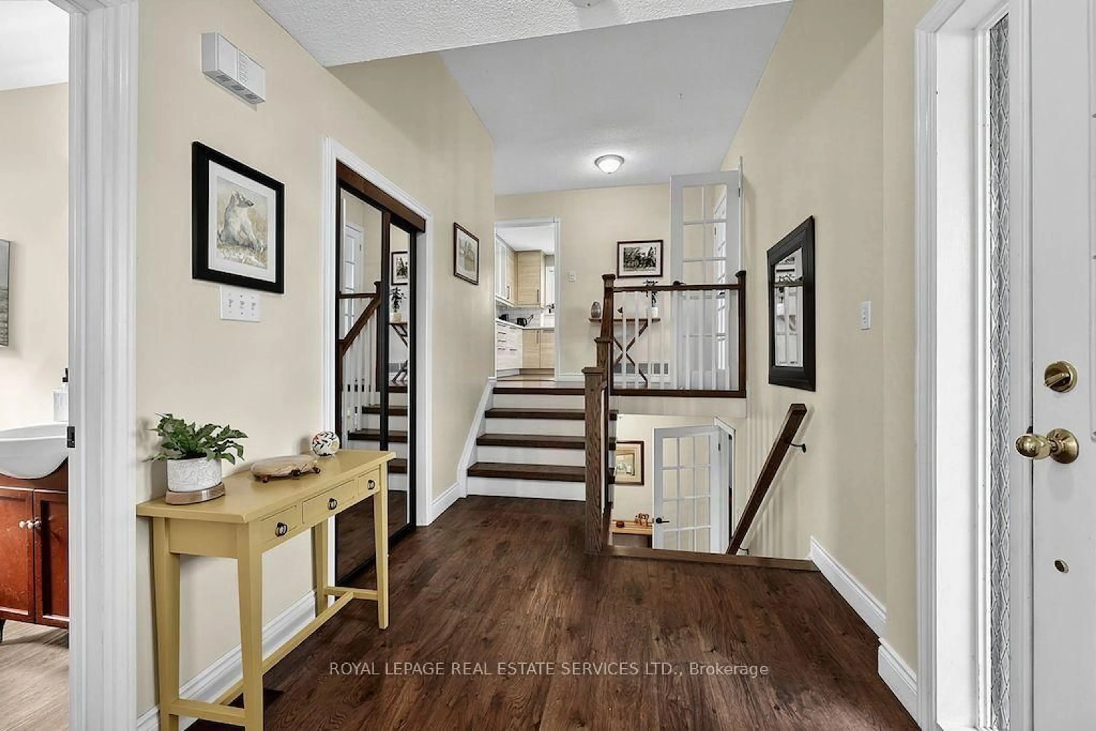Indoor entryway for 207 Camilla Cres, Essa Ontario L0L 2N0