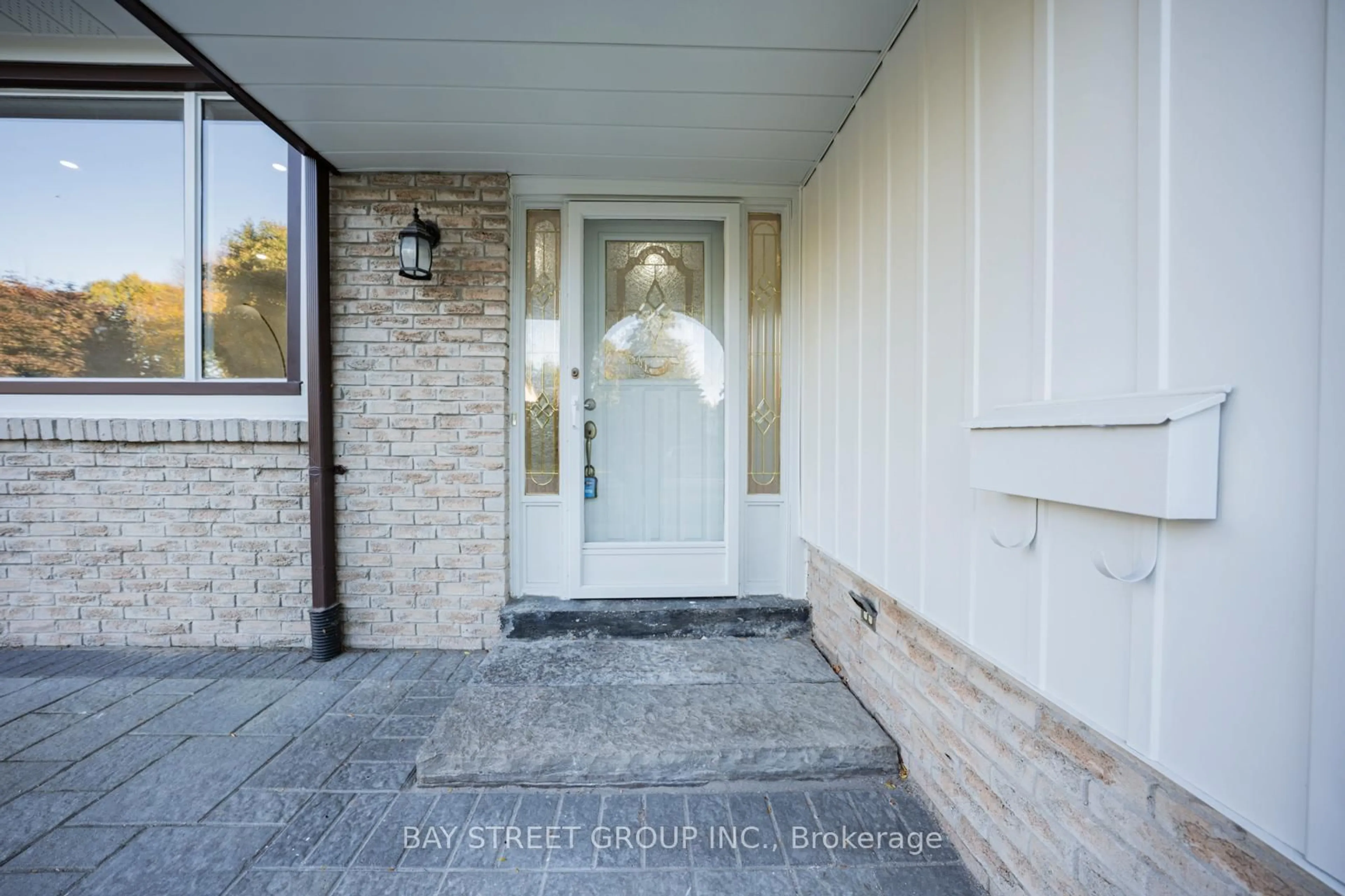 Indoor entryway for 4 Sir Brandiles Pl, Markham Ontario L3P 2Z5