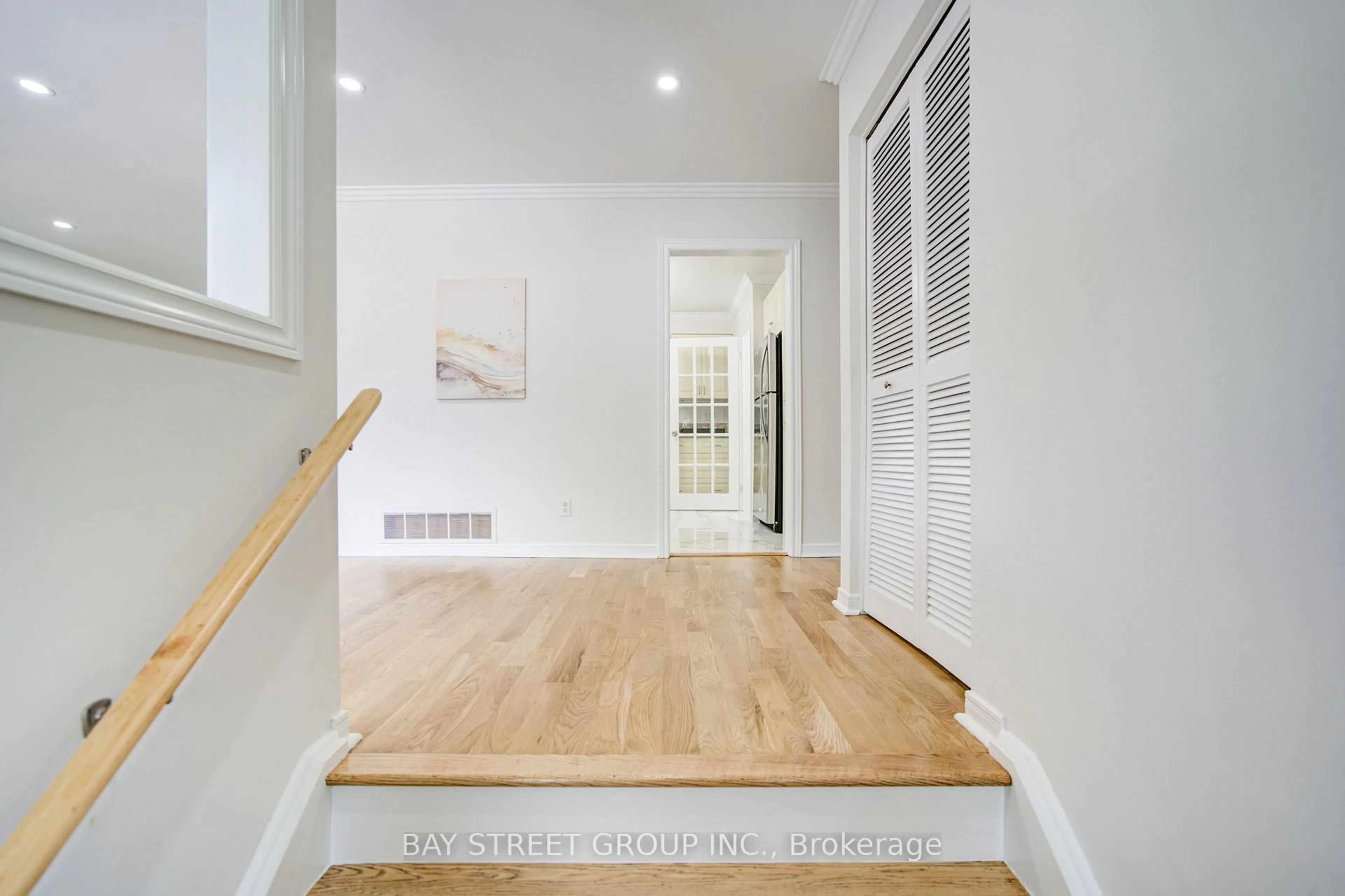 Indoor entryway for 4 Sir Brandiles Pl, Markham Ontario L3P 2Z5