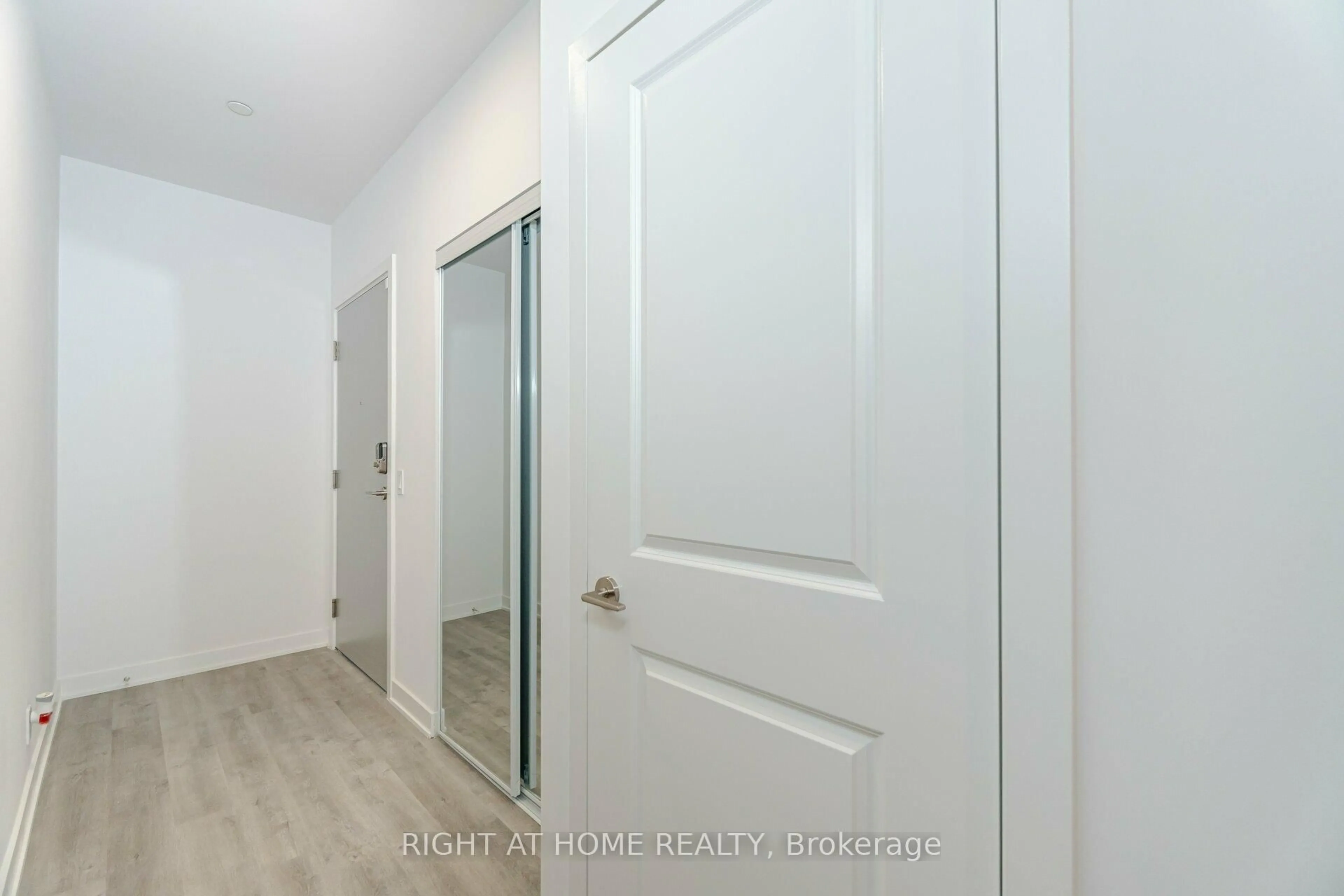 Indoor entryway for 50 Upper MAll Way #226, Vaughan Ontario L4J 0L8