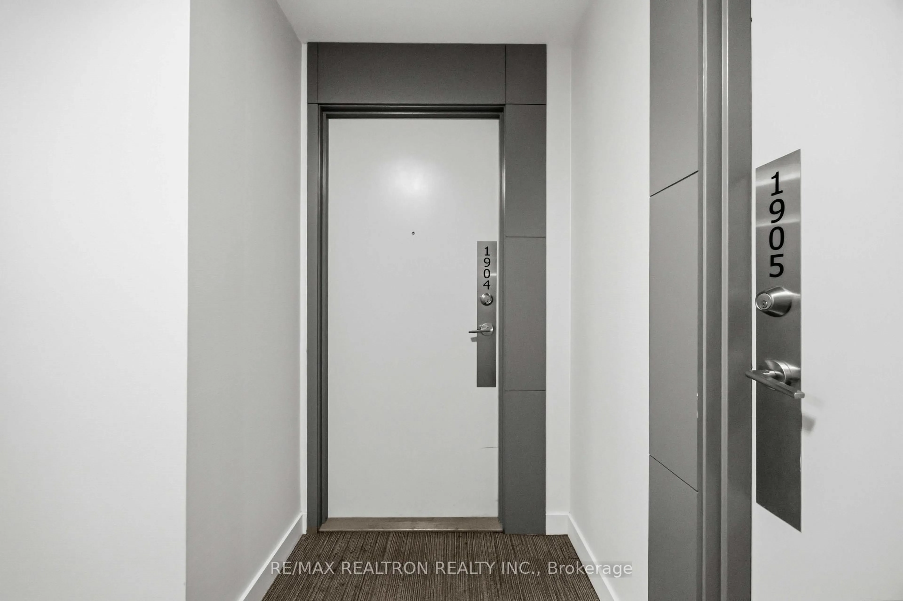 Indoor entryway for 55 Oneida Cres #1904, Richmond Hill Ontario L4B 0E8